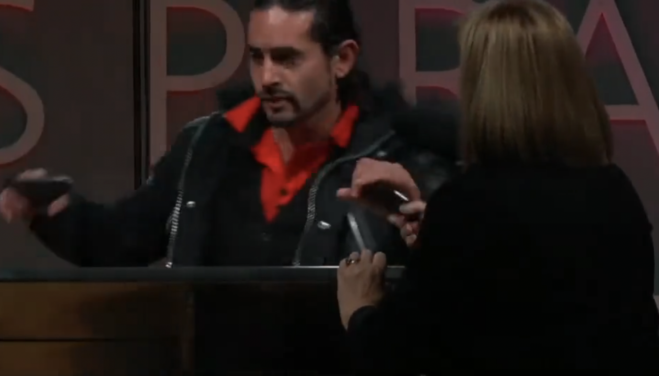 Hombre irrumpe en templo evangélico en Argentina y amenaza a pastora