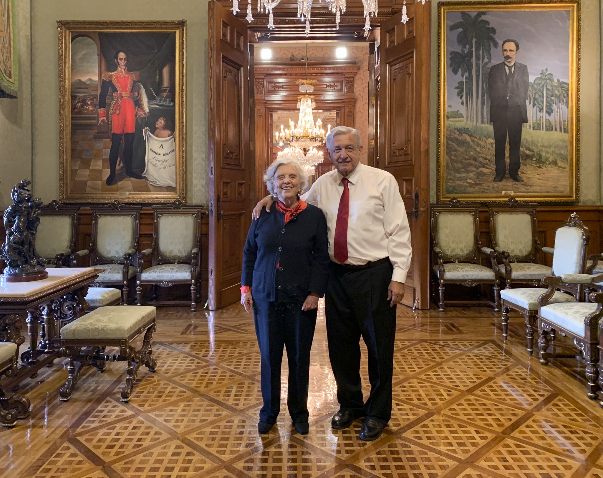 “Es la mejor escritora de México”: AMLO felicita a Elena Poniatowska por sus 90 años “Es la mejor escritora de México”: AMLO felicita a Elena Poniatowska por sus 90 años