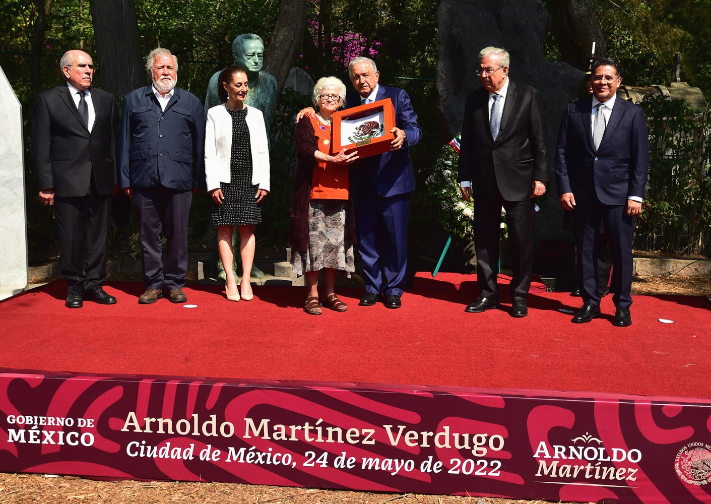 Depositan en la Rotonda de las Personas Ilustres restos de Arnoldo Martínez Verdugo Depositan en la Rotonda de las Personas Ilustres restos de Arnoldo Martínez Verdugo