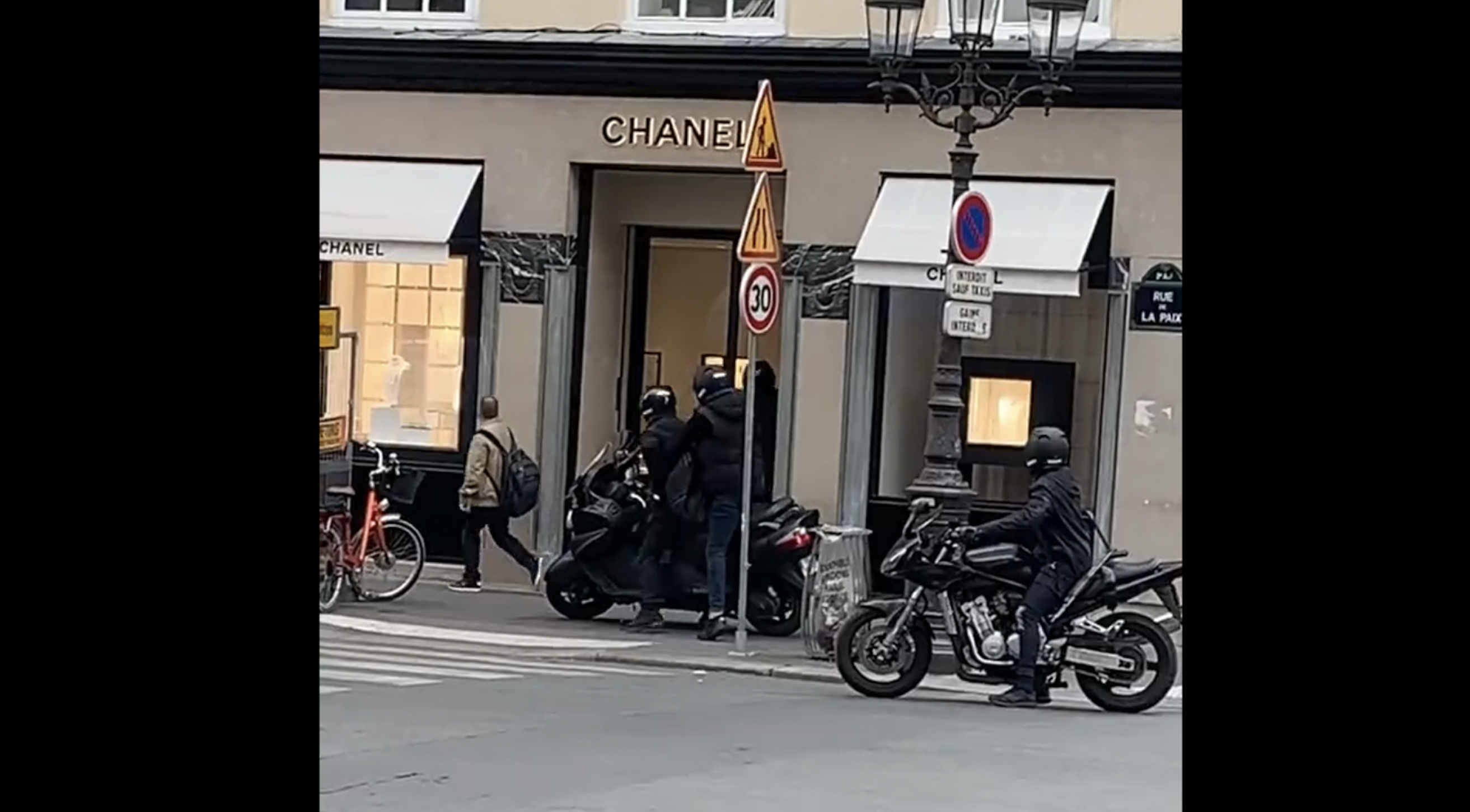 #Video Asalto millonario a boutique de Chanel en París #Video Asalto millonario a boutique de Chanel en París