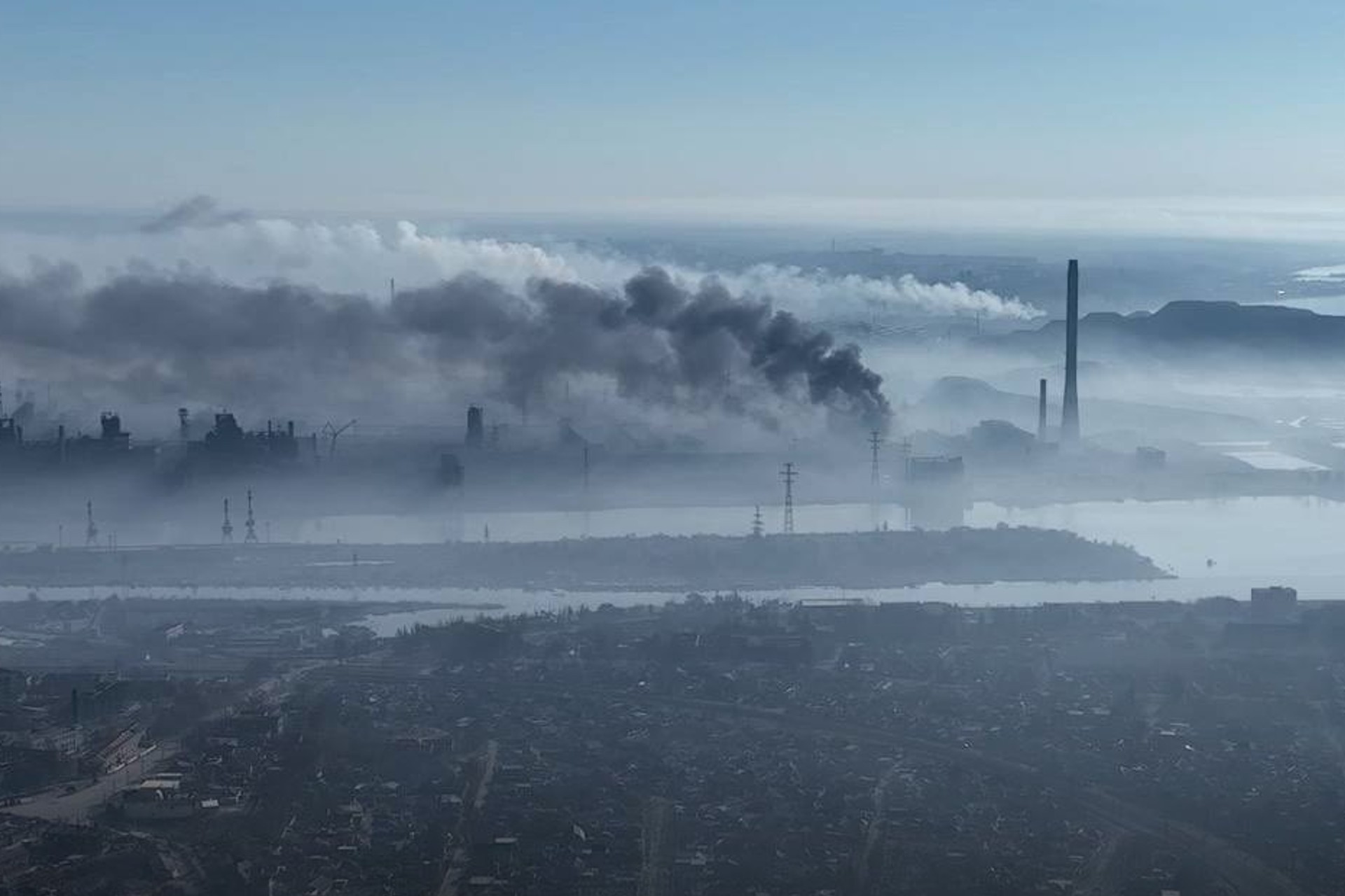 Ucrania confirma que continúa el asalto ruso a la acería Azovstal