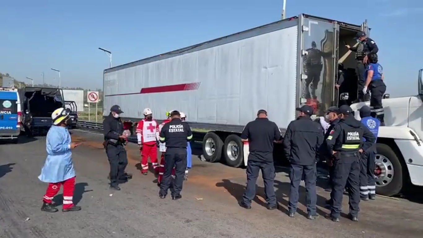 Tráiler arrolla motociclista en Edomex y descubren en la caja a 168 migrantes