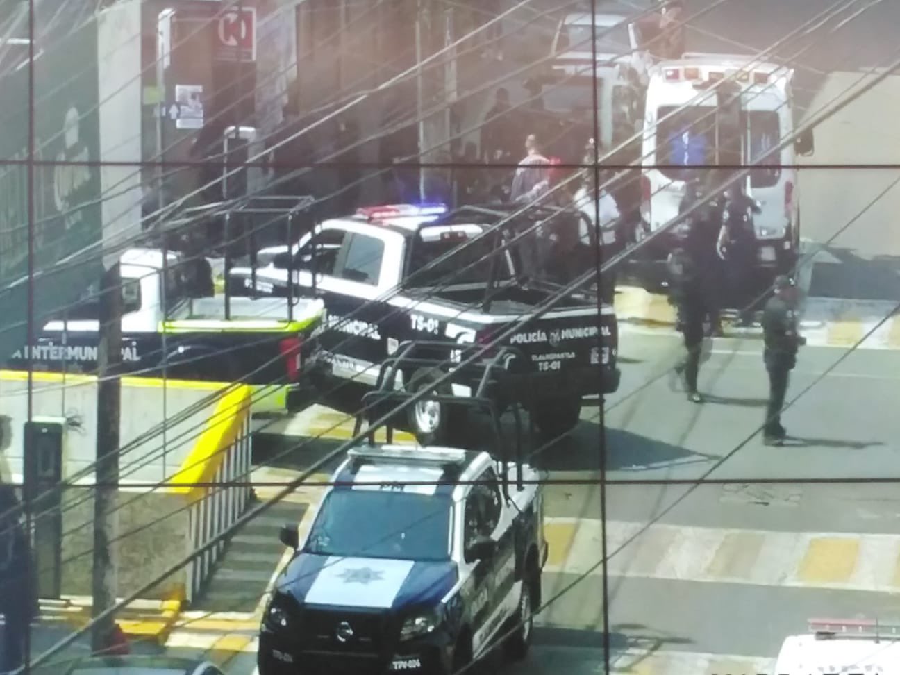 Balacera en Tlalnepantla tras riña entre comerciantes y policías; hay cinco heridos Balacera en Tlalnepantla tras riña entre comerciantes y policías; hay cinco heridos