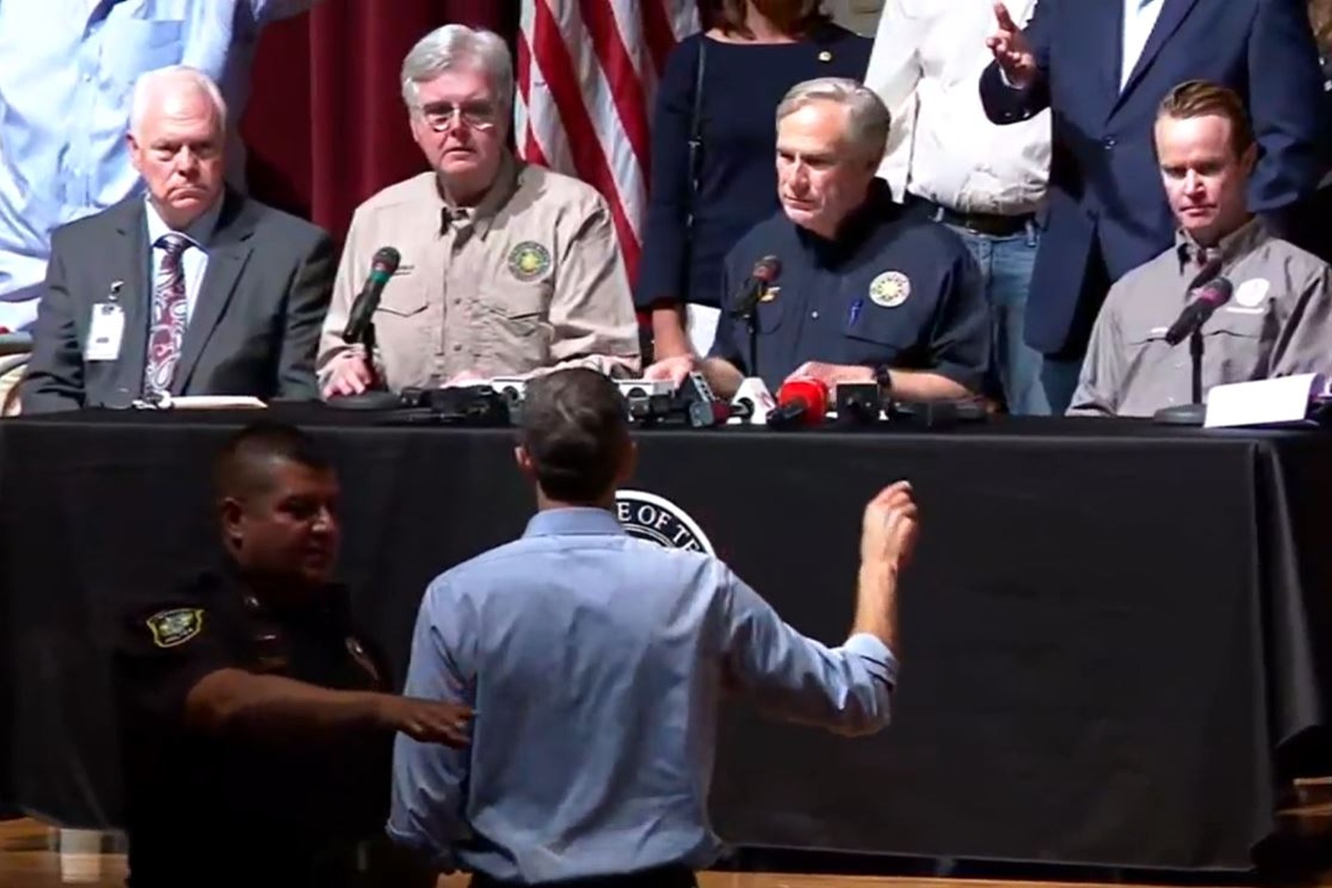 Político demócrata interrumpe rueda de prensa del gobernador de Texas sobre masacre