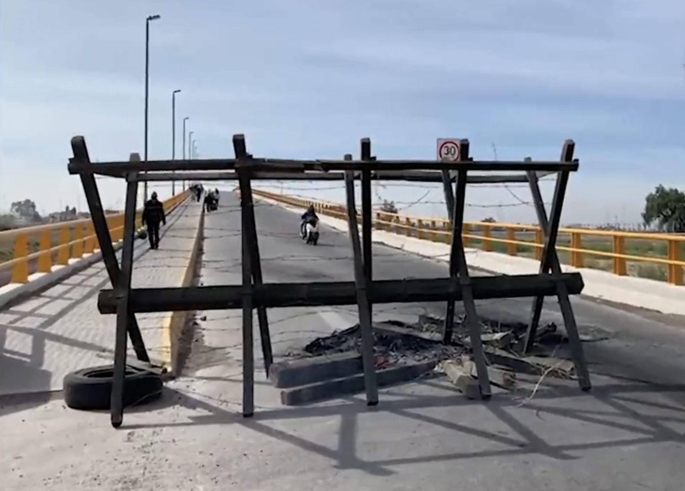 Continúa bloqueo parcial en entrada al AIFA tras enfrentamiento entre manifestantes y policías Continúa bloqueo parcial en entrada al AIFA tras enfrentamiento entre manifestantes y policías