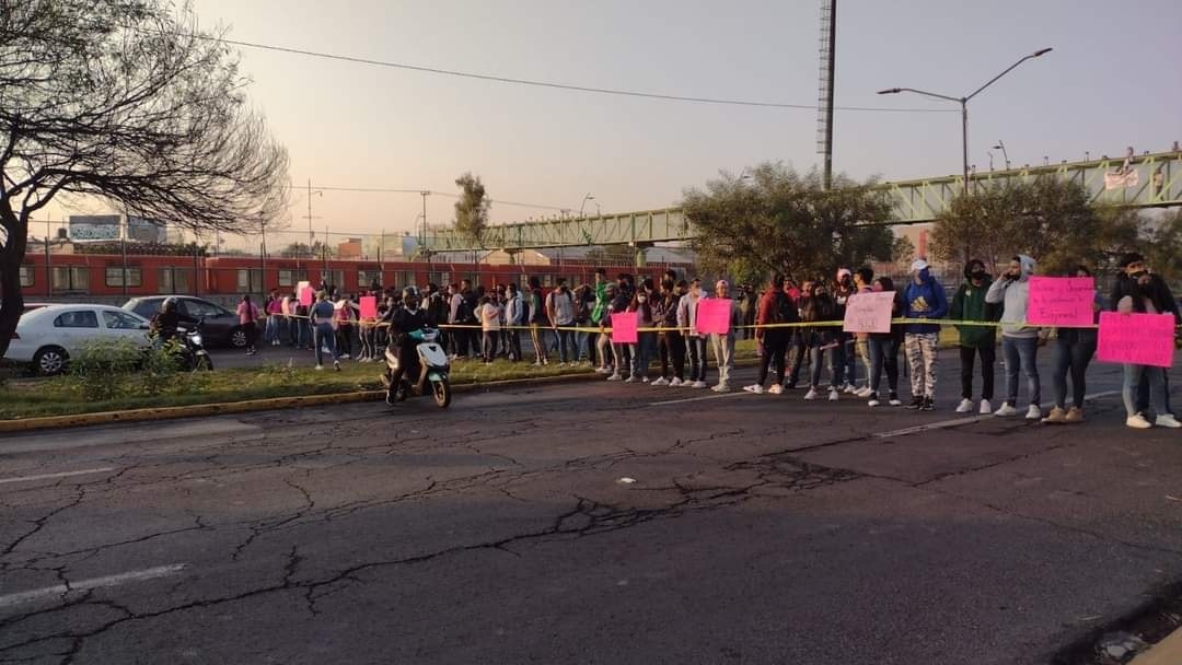 Alumnos bloquean la Avenida Central; denuncian acoso sexual en Tecnológico de Ecatepec