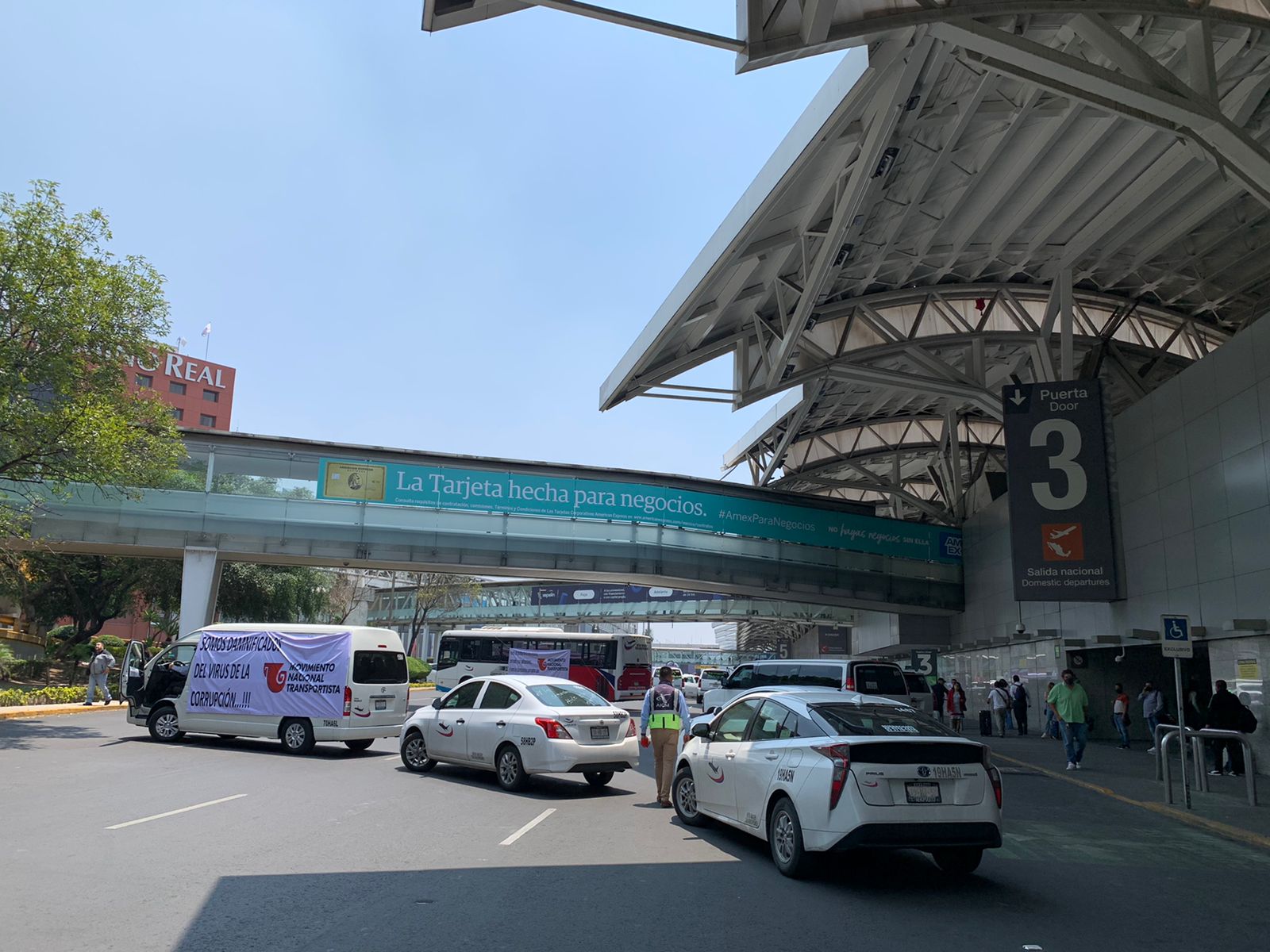 Taxistas liberan accesos al AICM tras protesta contra apps