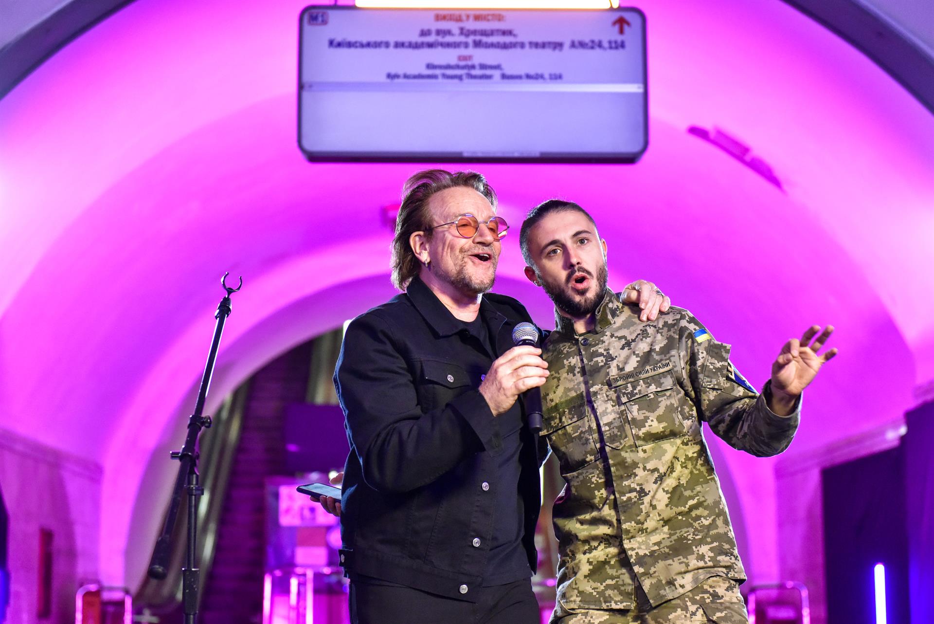 #Video Bono ofreció “concierto por la paz” dentro del metro de Kiev #Video Bono ofreció “concierto por la paz” dentro del metro de Kiev