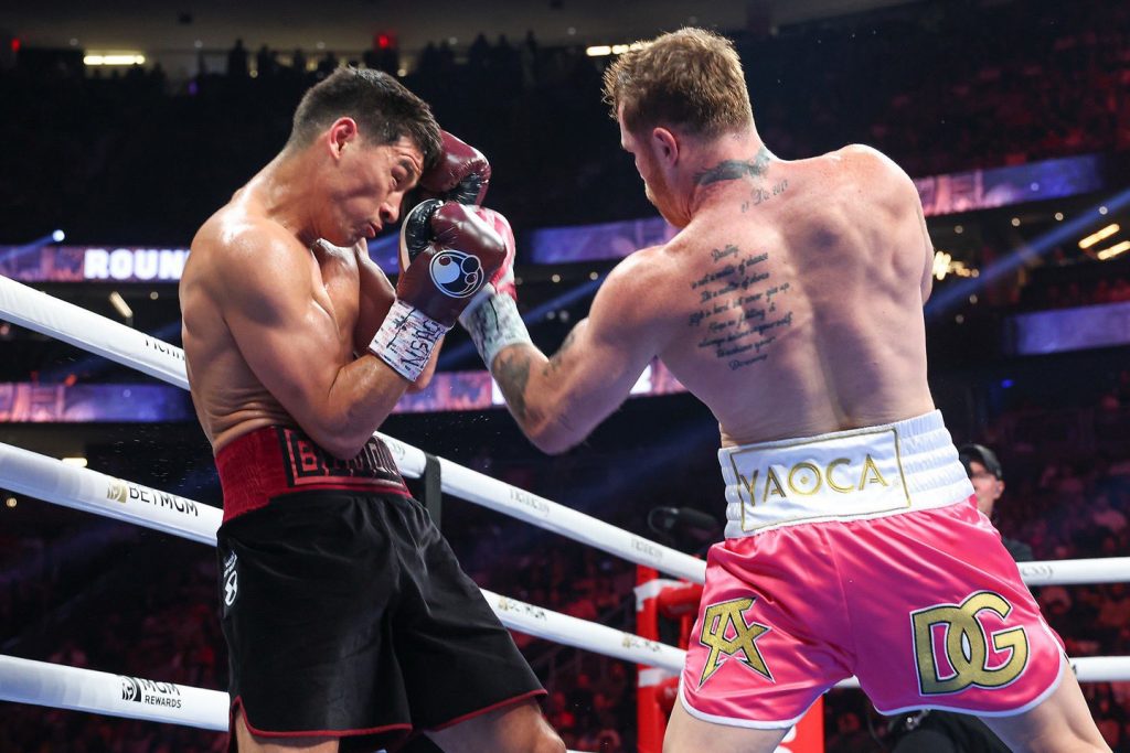 'Chicharito' defiende a 'Canelo': "Ya toda la gente lo quiere crucificar..." - canelo-alvarez-bivol-1024x683