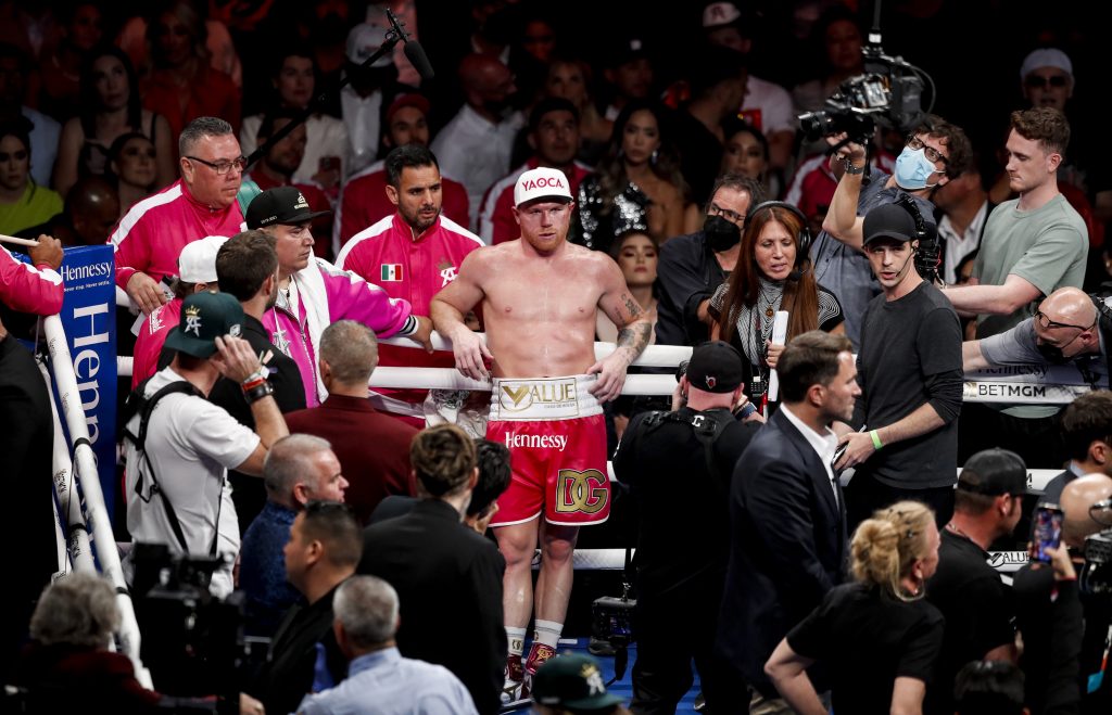 'Chicharito' defiende a 'Canelo': "Ya toda la gente lo quiere crucificar..." - canelo-alvarez-dimitry-bivol-1024x659