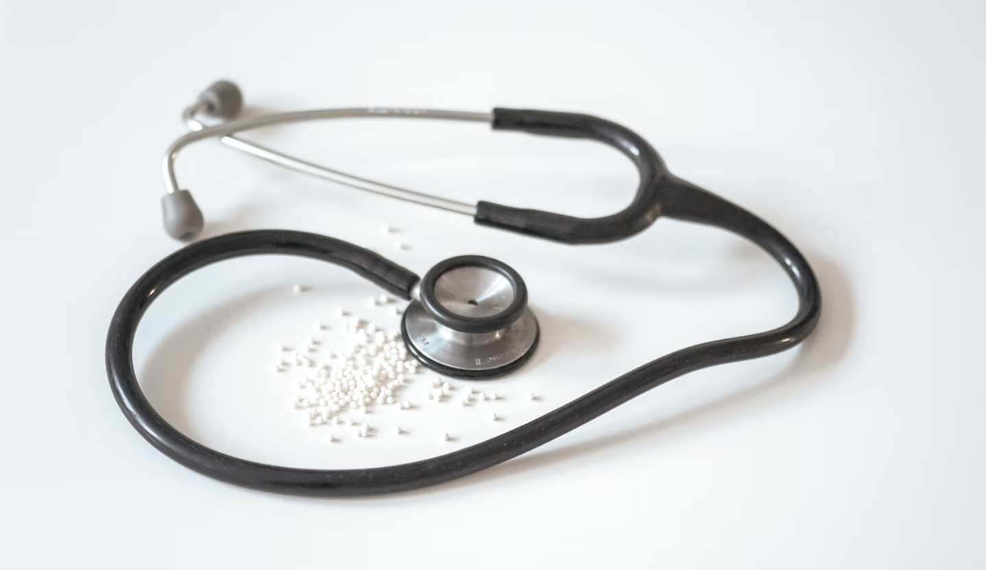 Piden a médicos cubanos aprobar exámenes de competencia y revalidar estudios