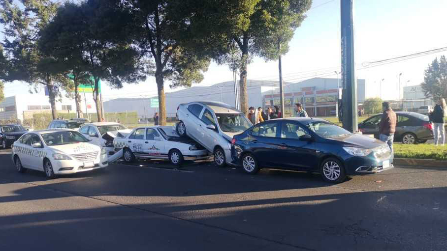 Chocan cinco vehículos en Toluca sin registrarse lesionados Chocan cinco vehículos en Toluca sin registrarse lesionados