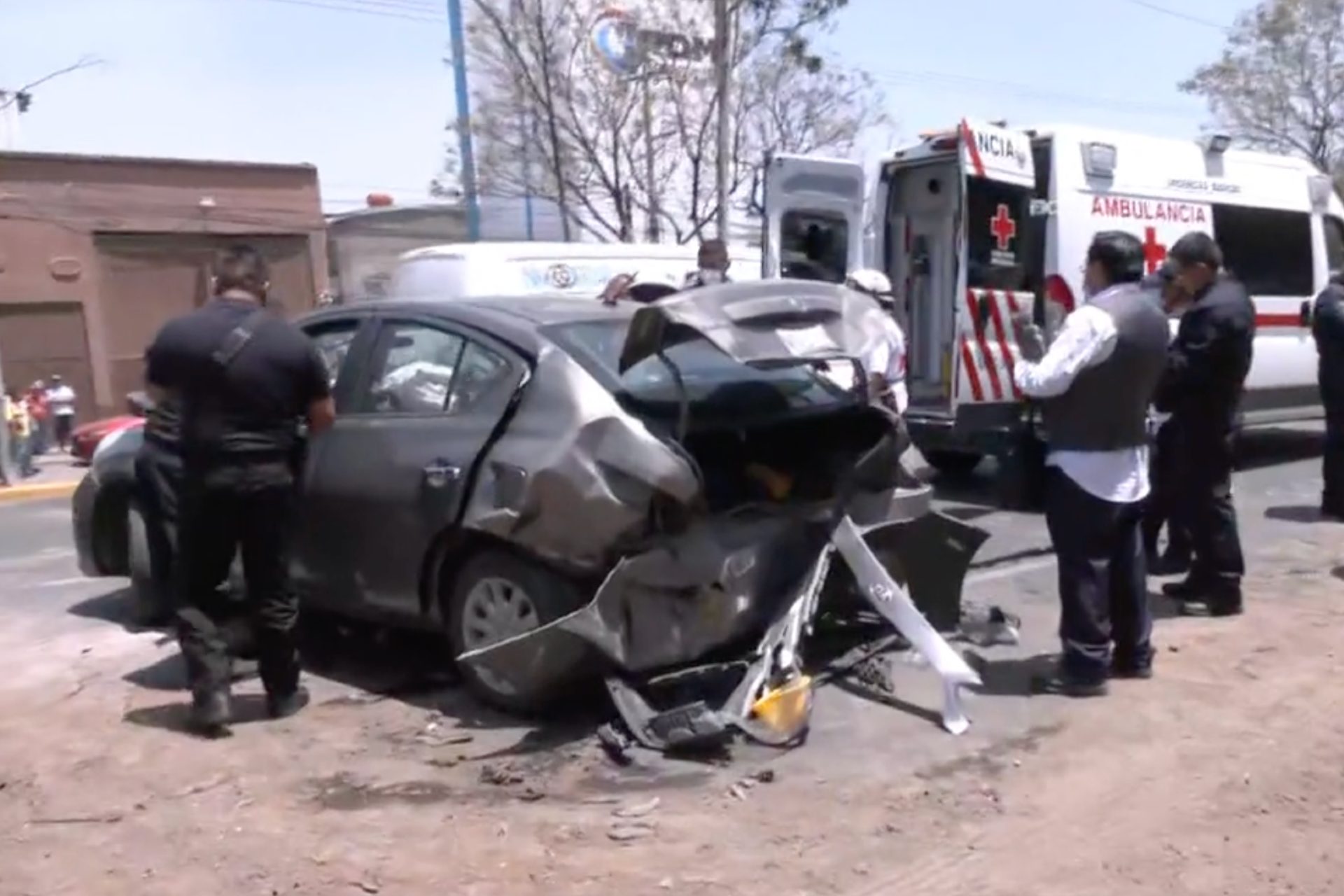 Tráiler ocasiona ‘carambola’ en Tlalnepantla; Hay tres lesionados y seis autos afectados