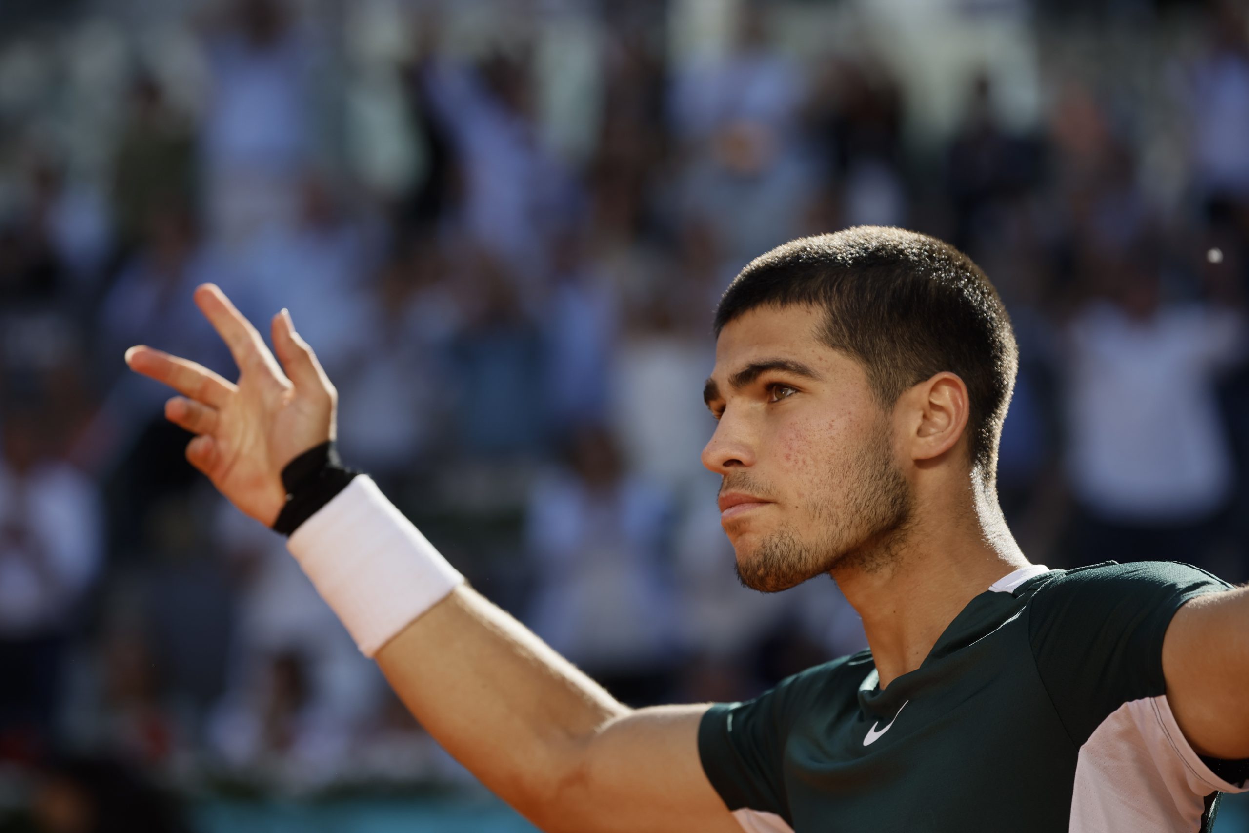 Alcaraz obtiene triunfo histórico frente a Djokovic y llega a la final del Madrid Open
