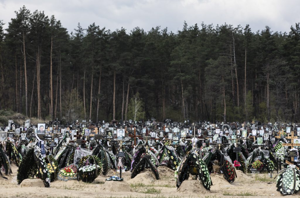 Ucrania celebra su Día de Muertos con homenajes a los héroes de guerra - cementerio-de-ucrania-en-dia-de-muertos-1024x675