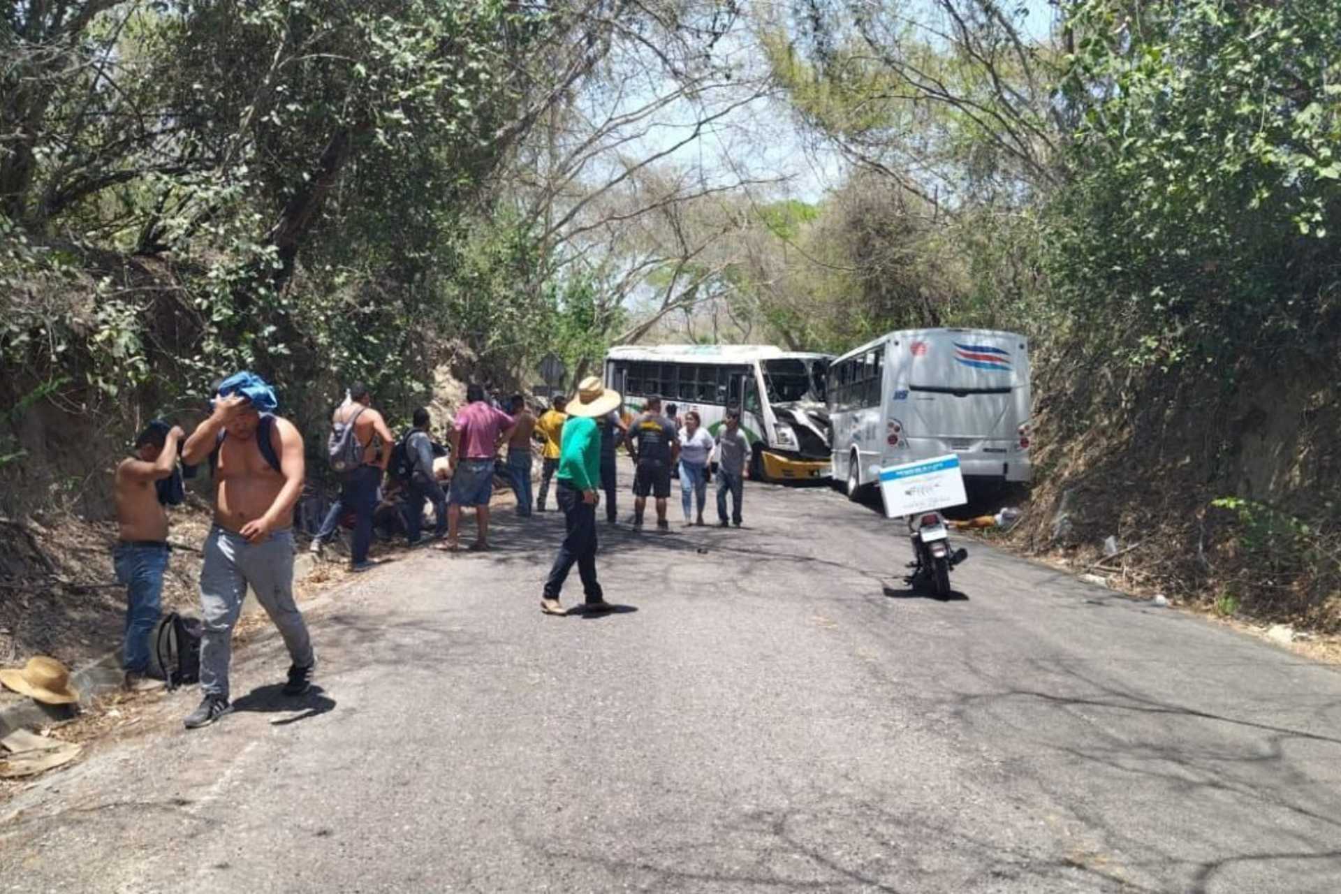 Choque de camiones en Bahía de Banderas, Nayarit, deja 30 heridos Choque de camiones en Bahía de Banderas, Nayarit, deja 30 heridos