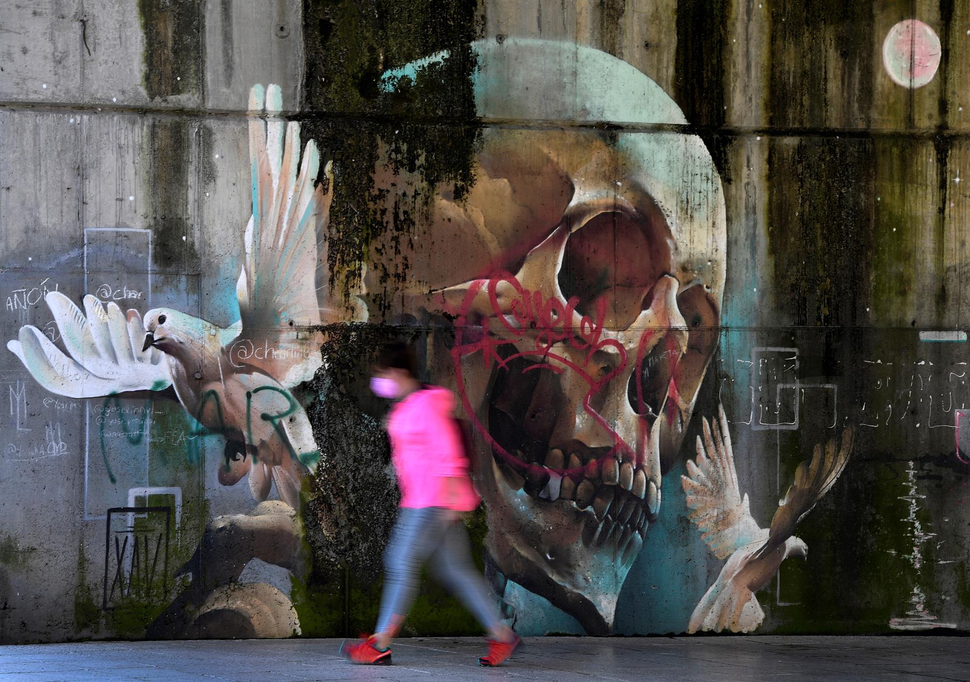 Casos globales de COVID-19 suben tras dos meses a la baja; muertes caen un 21% Casos globales de COVID-19 suben tras dos meses a la baja; muertes caen un 21%