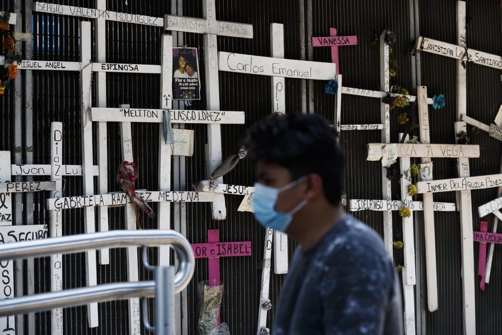 Muchos reclamos y pocos avances a un año del colapso en L12 del Metro - cruces-adornan-el-ingreso-de-la-estacion-olivos-del-metro-en-memoria-de-victimas-de-colapso-1024x683