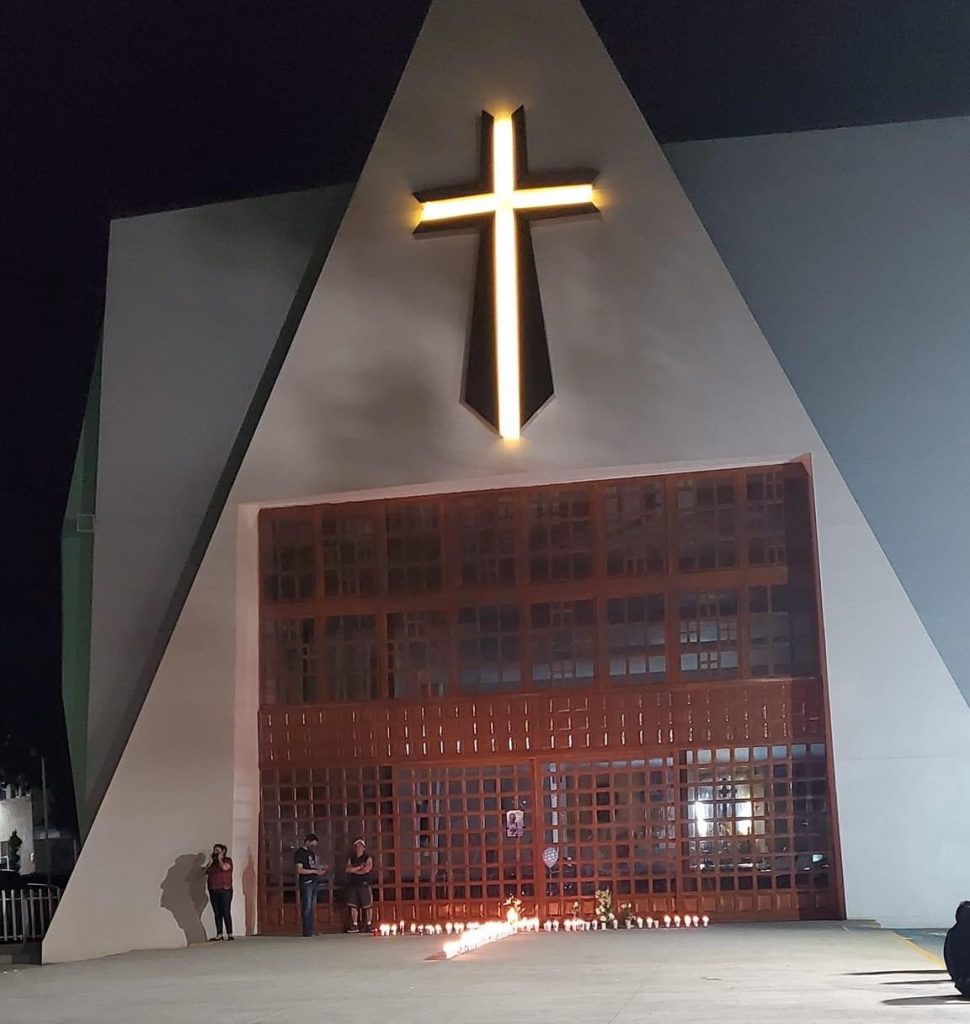 Ataque armado en iglesia de Fresnillo deja un niño muerto - cruz-de-veladoras-en-entrada-de-iglesia-de-fresnillo-tras-muerte-de-nino-970x1024