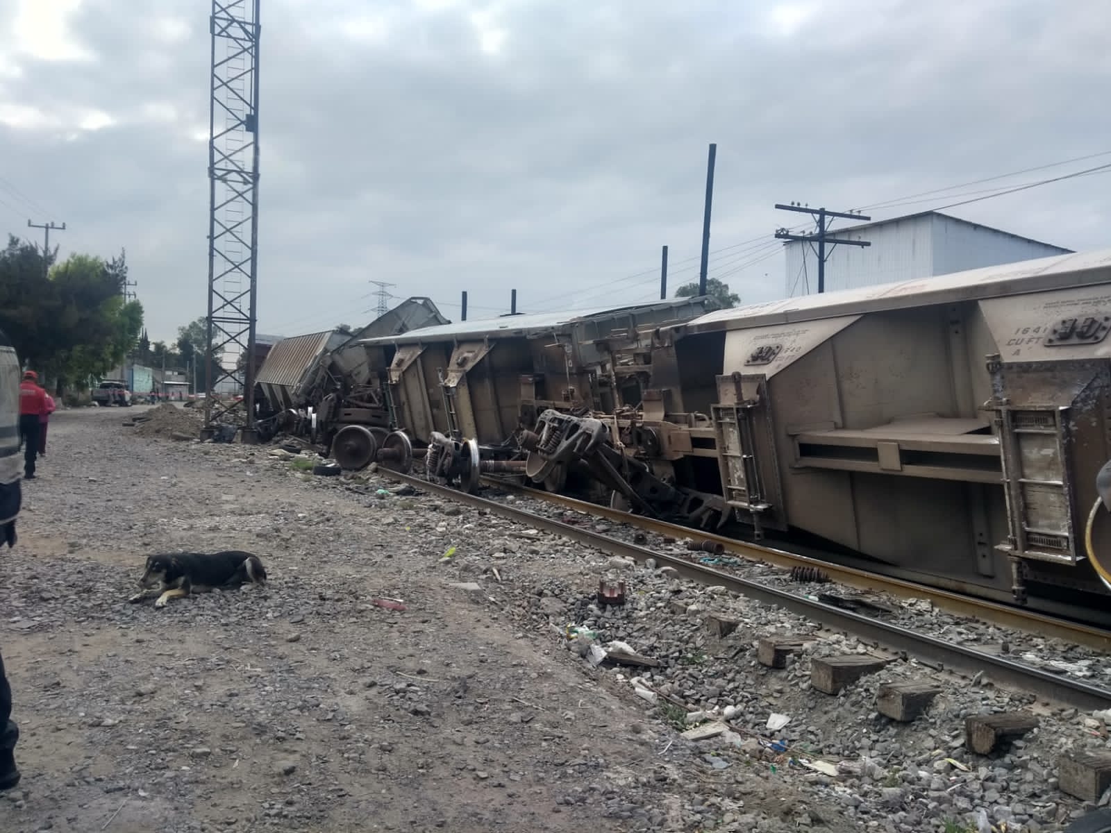 #Video Descarrila tren en Ecatepec; Av. Central permanecerá cerrada varias horas