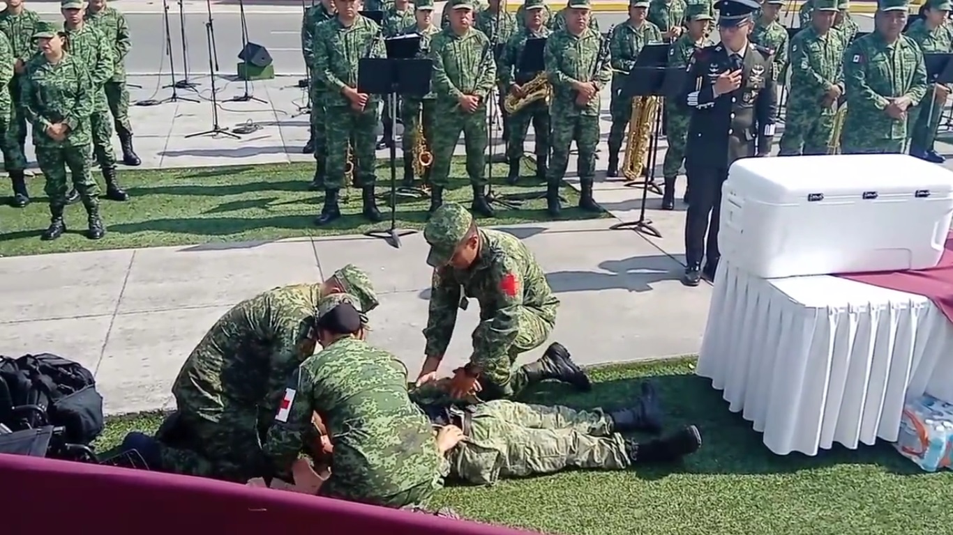 #Video Se desmayan militar y joven del SMN durante evento de AMLO por el 5 de mayo #Video Se desmayan militar y joven del SMN durante evento de AMLO por el 5 de mayo