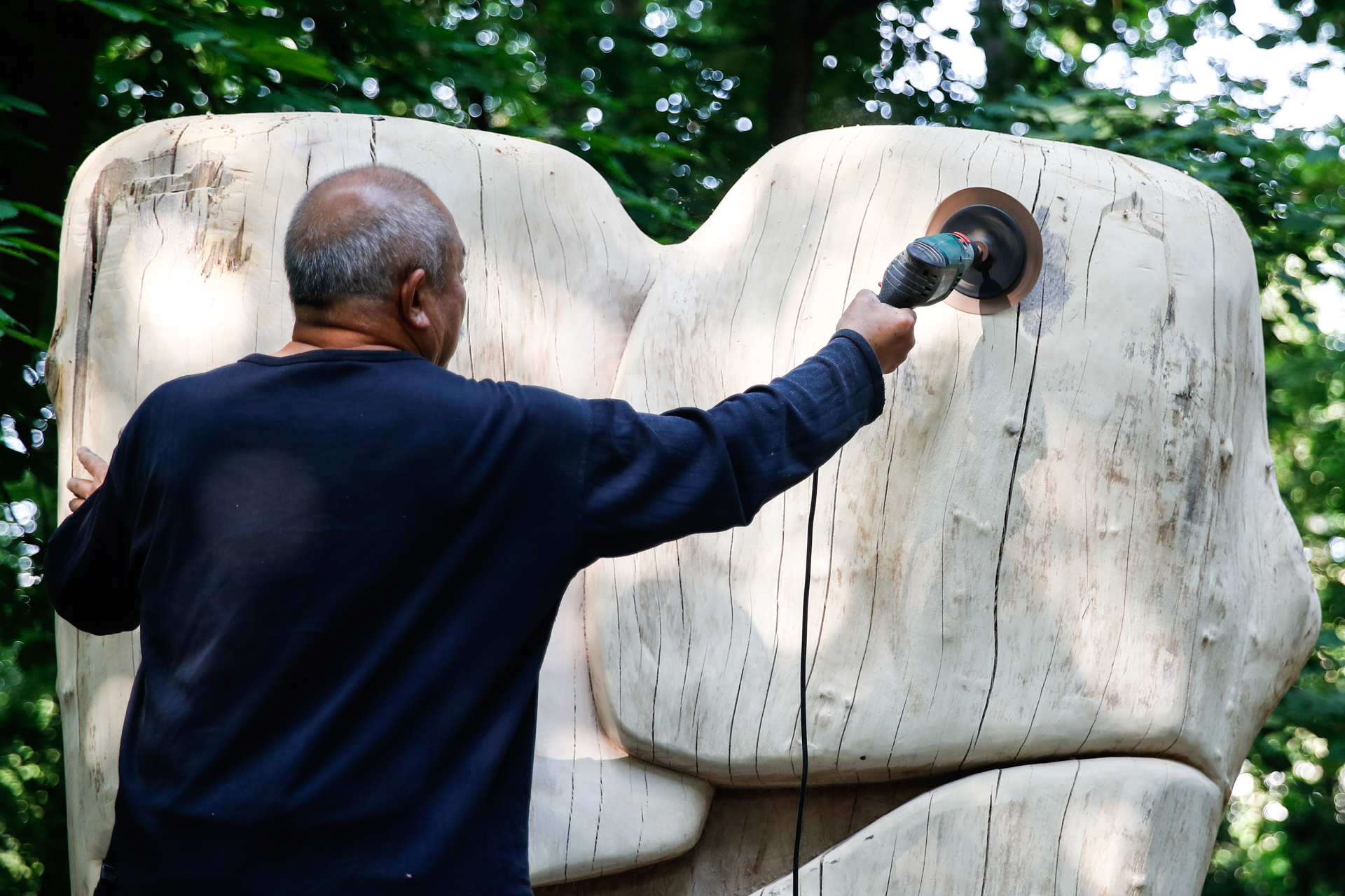El artista Wang Keping hace del jardín de Rodin su taller al aire libre