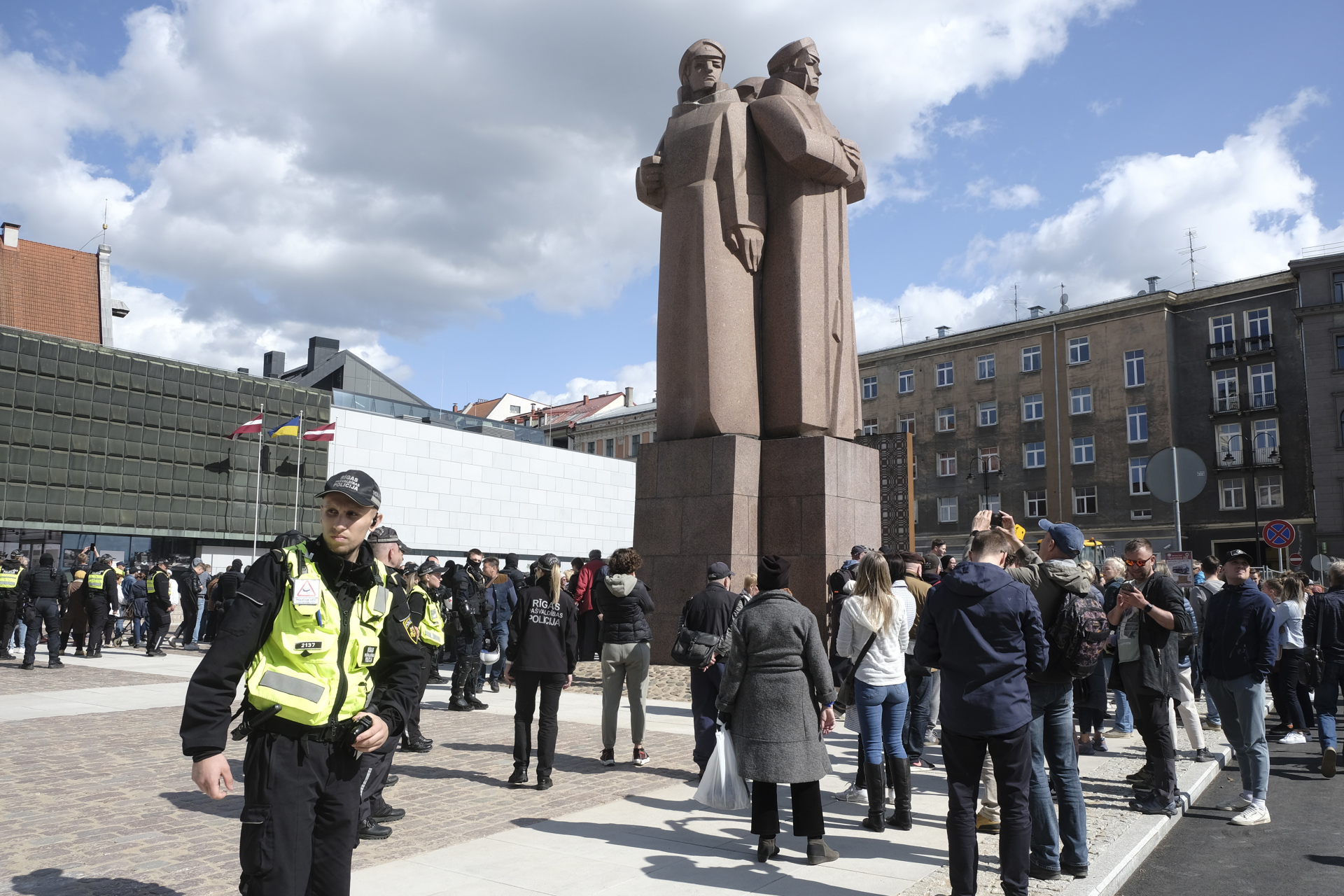 El ayuntamiento de Riga aprueba derribar un controvertido monumento soviético