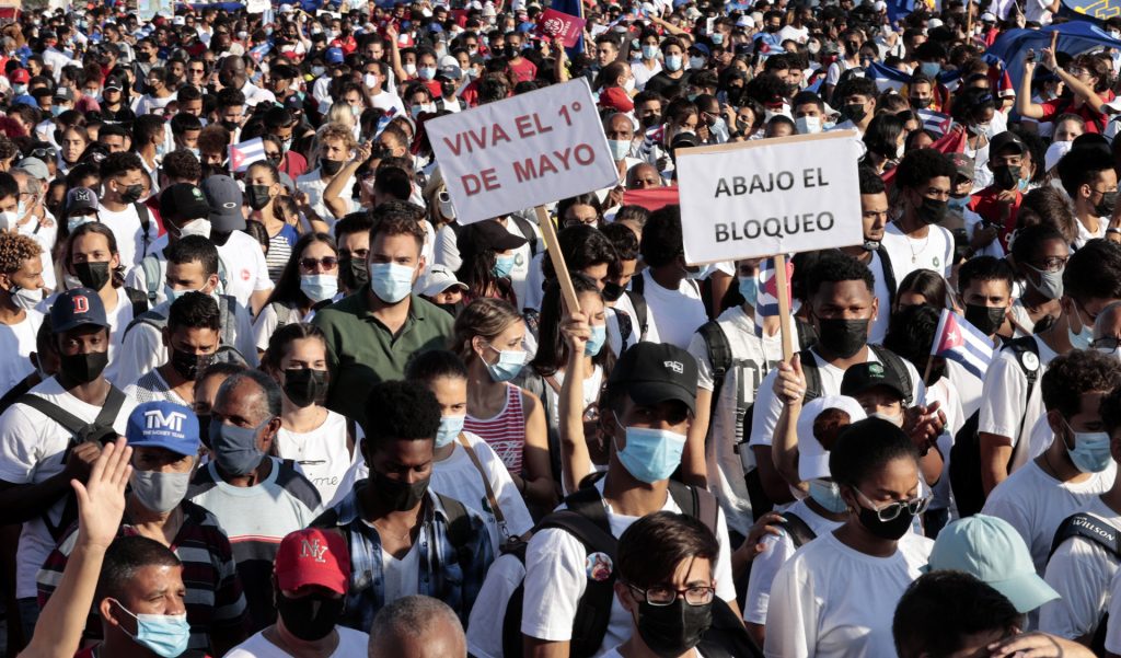 Trabajadores piden mejores salarios y empleo digno en el primero de mayo - el-desfile-del-primero-de-mayo-regresa-a-cuba-con-un-masivo-acto-politico-1024x601