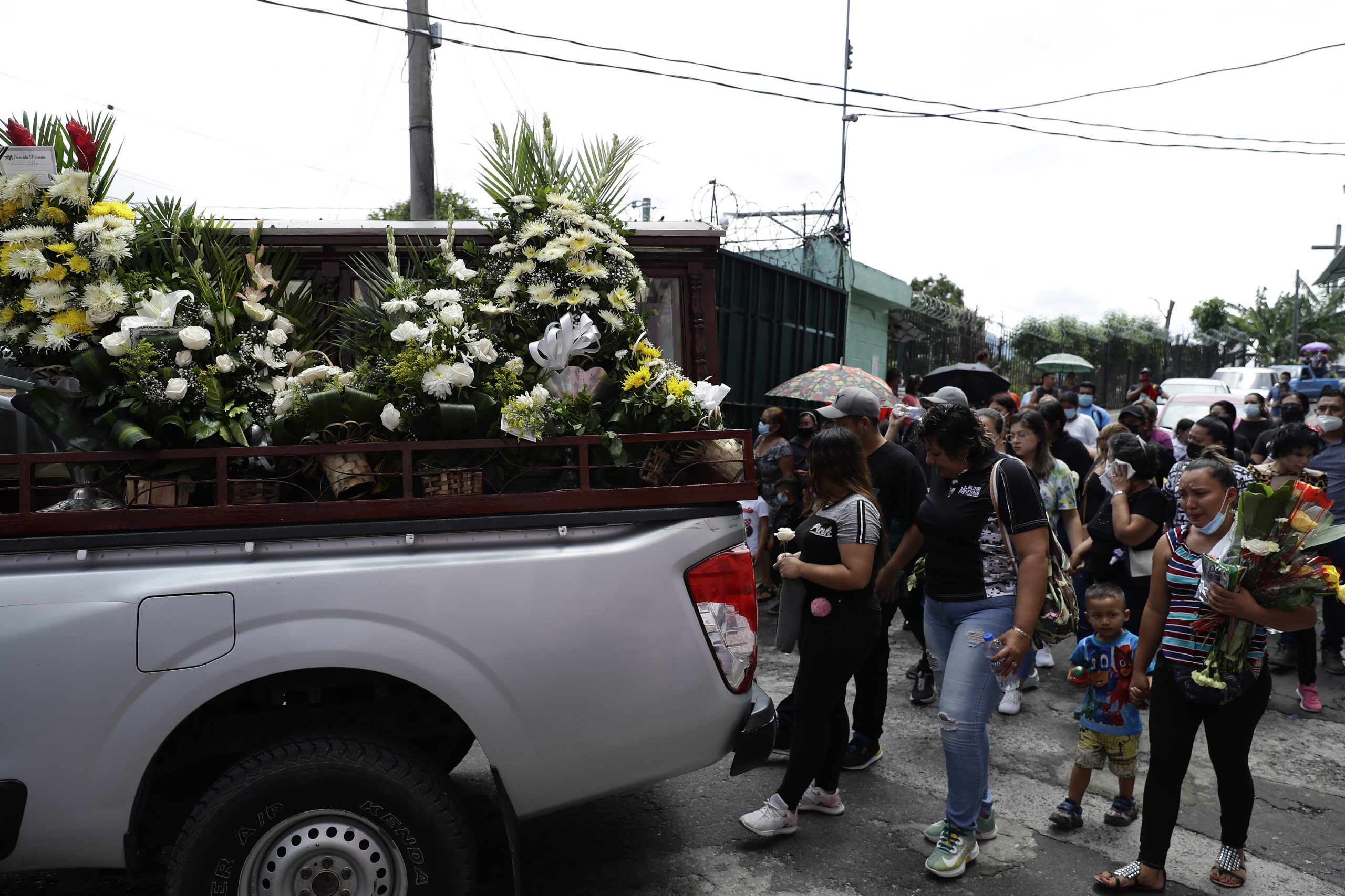 Sepultan en El Salvador los restos de padre e hijo ahogados en río Suchiate