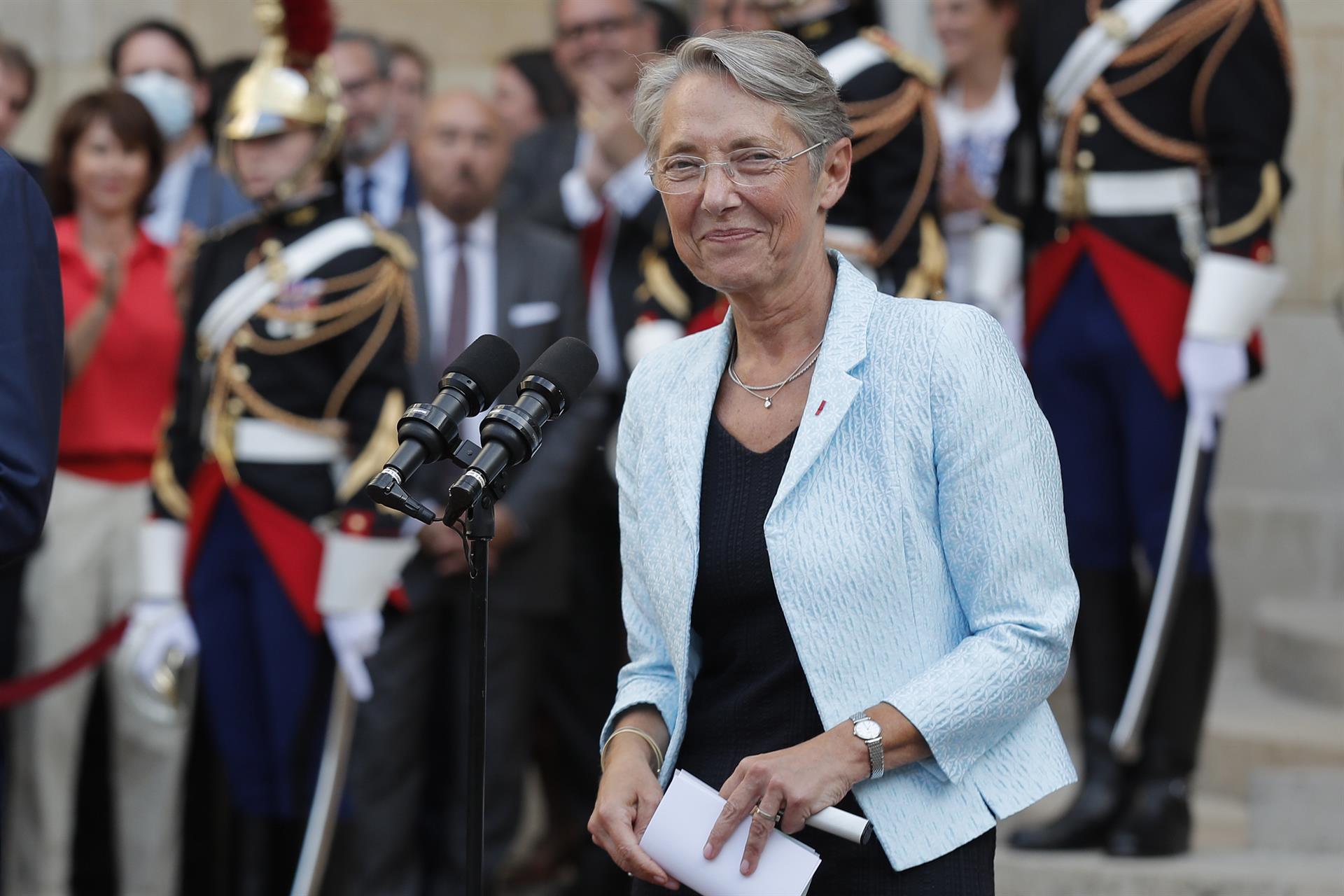 Macron nombra jefa de Gobierno a Élisabeth Borne, una ministra de la órbita socialista