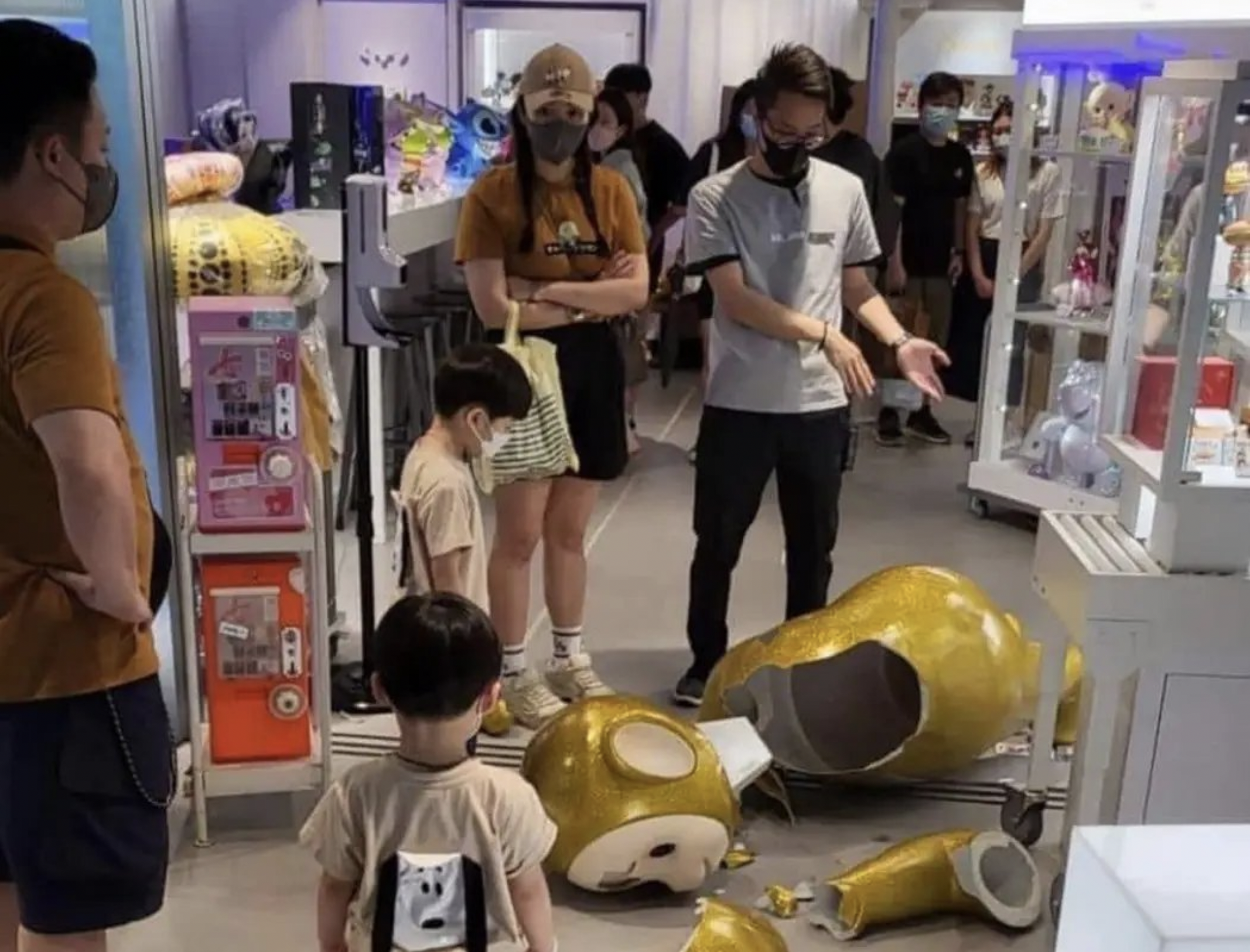 #Video Niño rompe teletubby gigante de más de 4 mil dólares en Hong Kong
