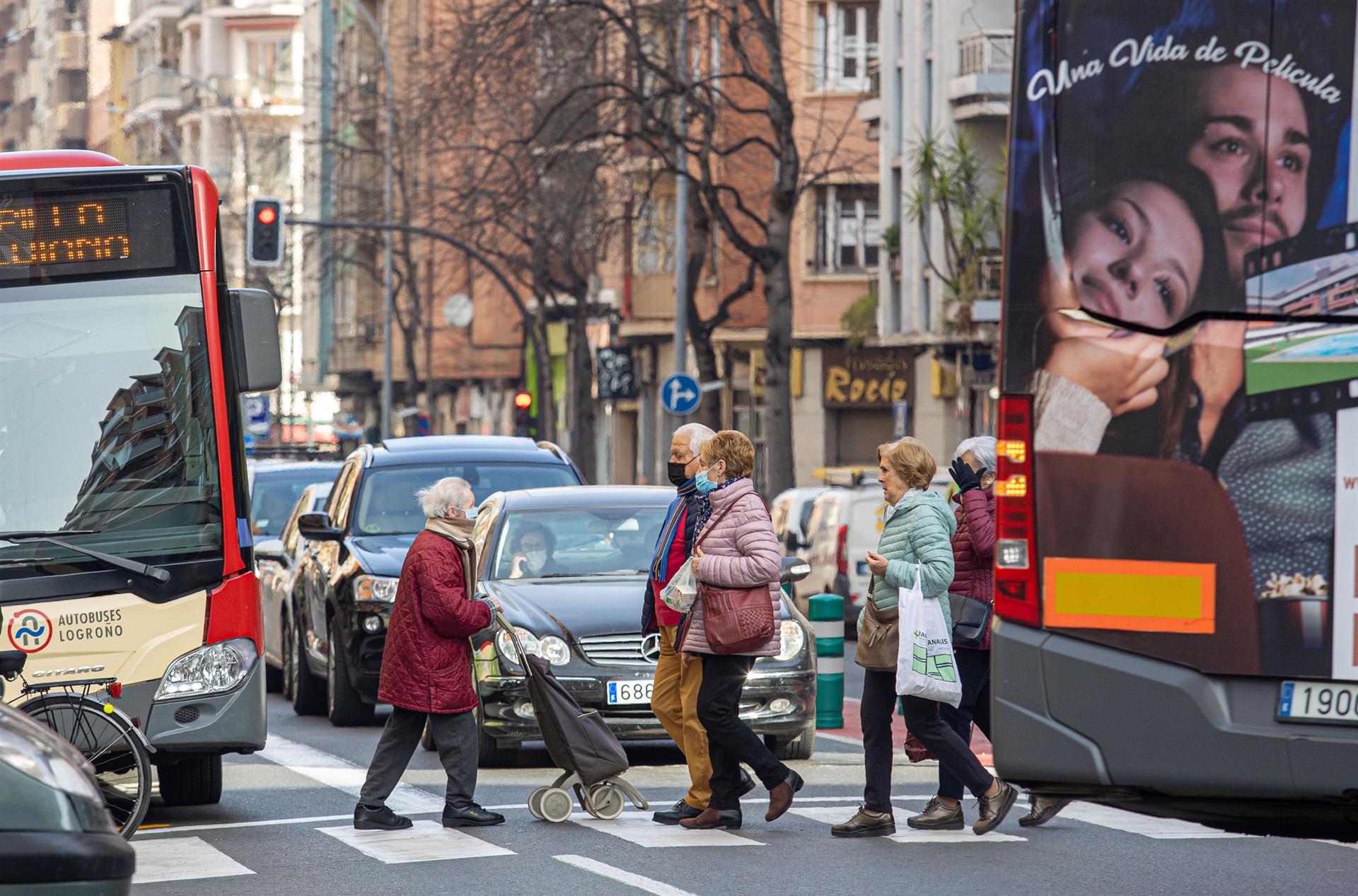 Casos globales de COVID-19 bajan 3 % y muertes un 11 % en una semana