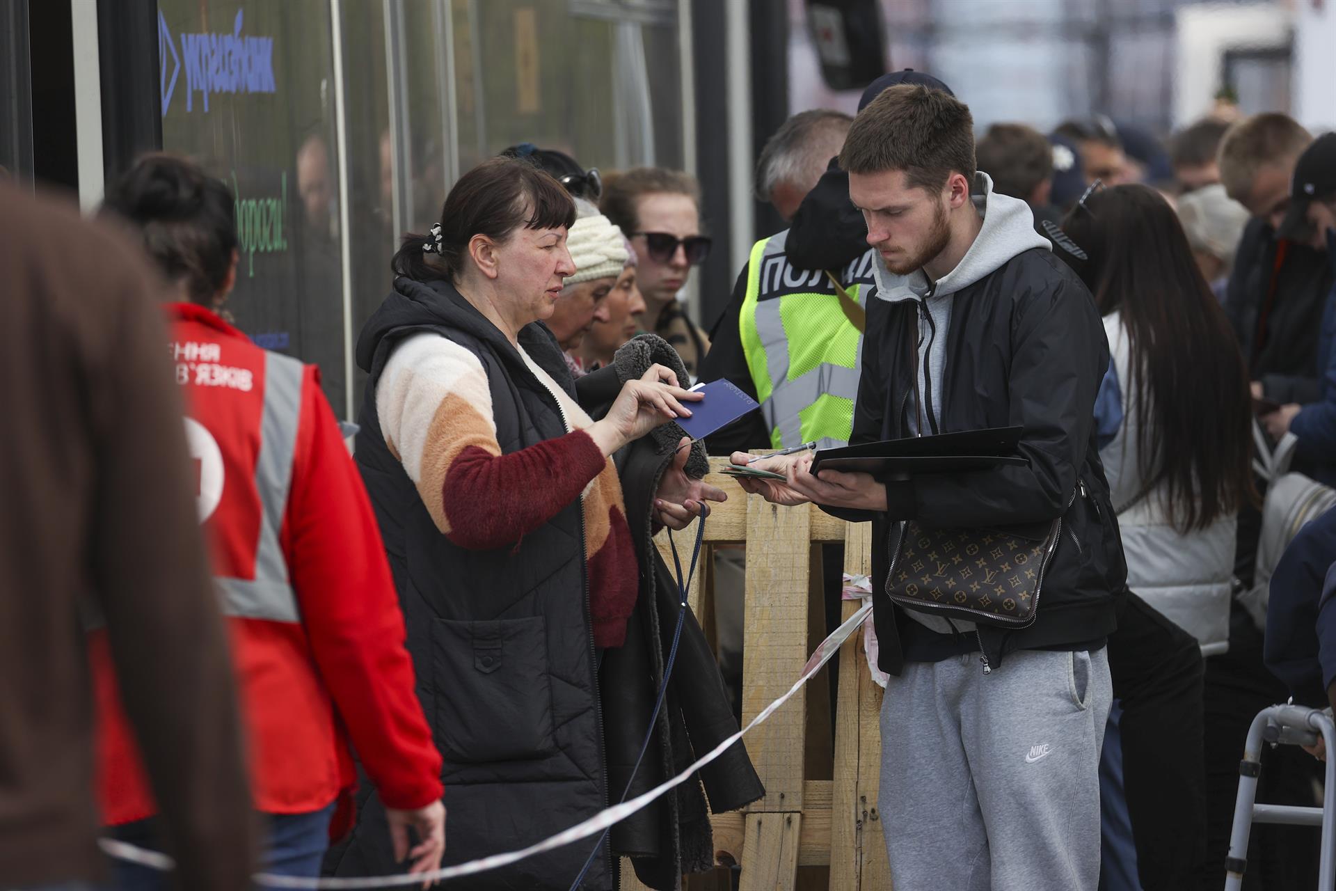Primeros evacuados de la acería de Mariúpol llegan a Zaporiyia Primeros evacuados de la acería de Mariúpol llegan a Zaporiyia