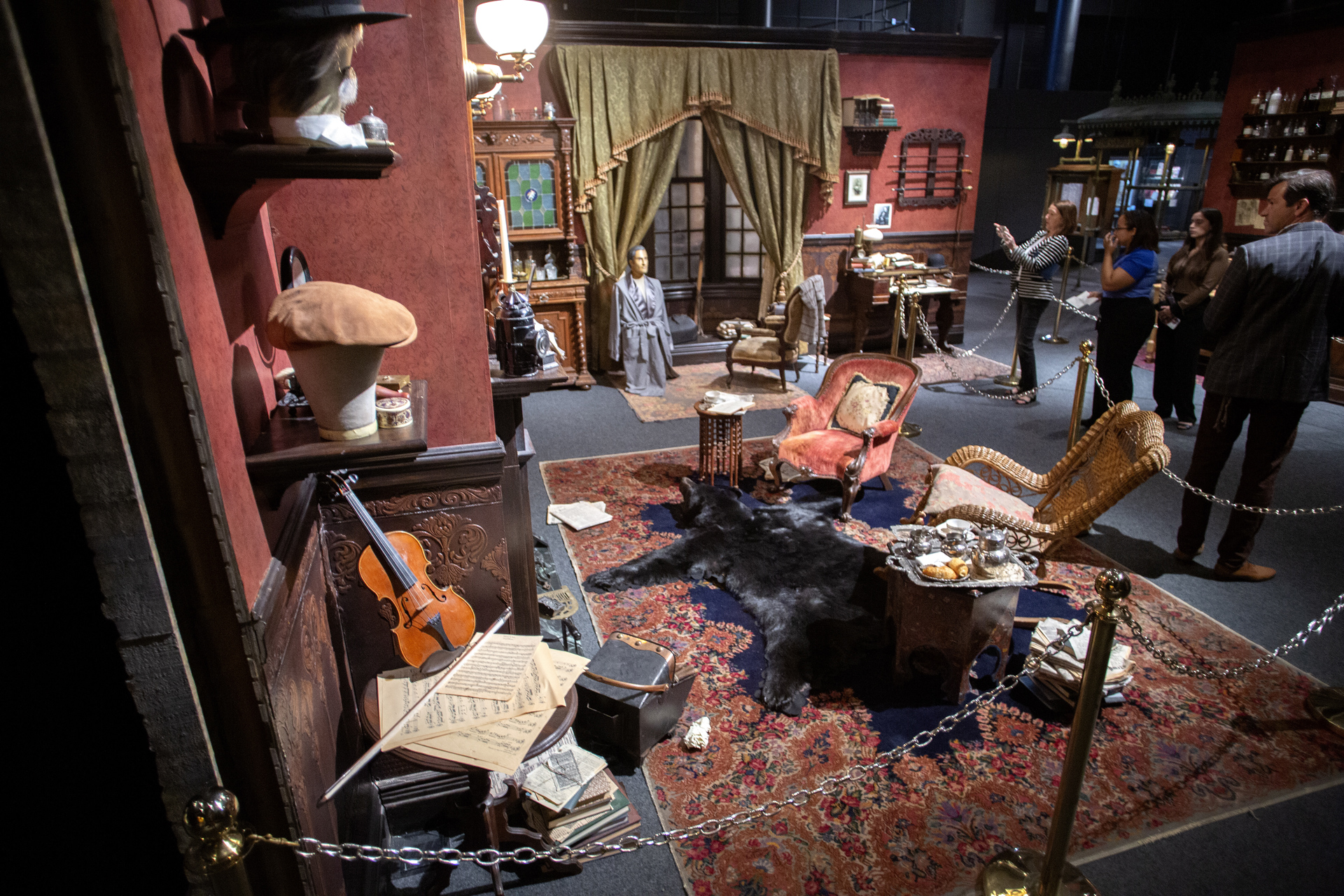 Una muestra sobre Sherlock Holmes desafía a visitantes a resolver un crimen