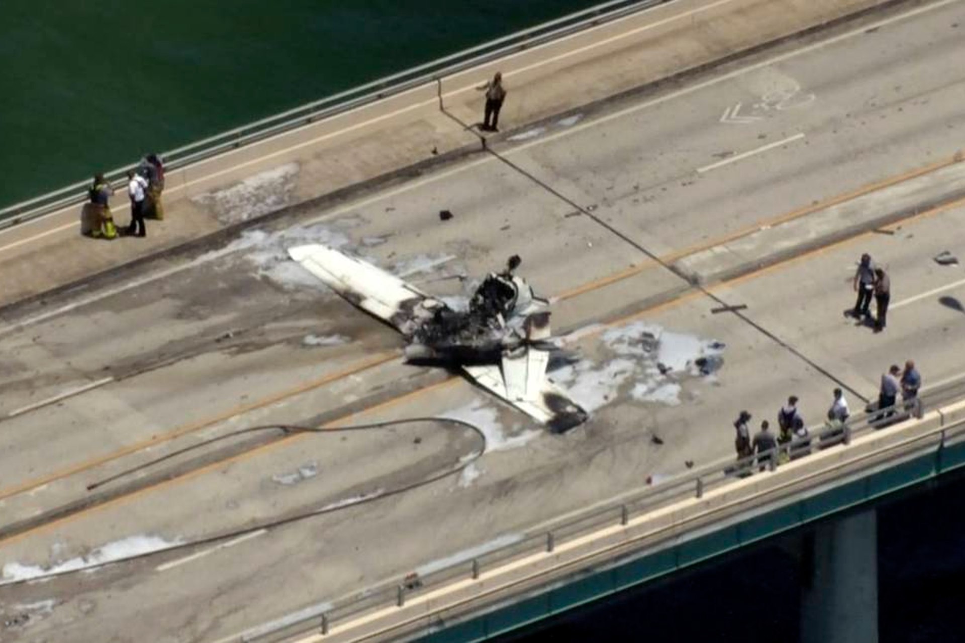 Avión pequeño cae en puente de Miami-Beach; hay al menos seis heridos Avión pequeño cae en puente de Miami-Beach; hay al menos seis heridos