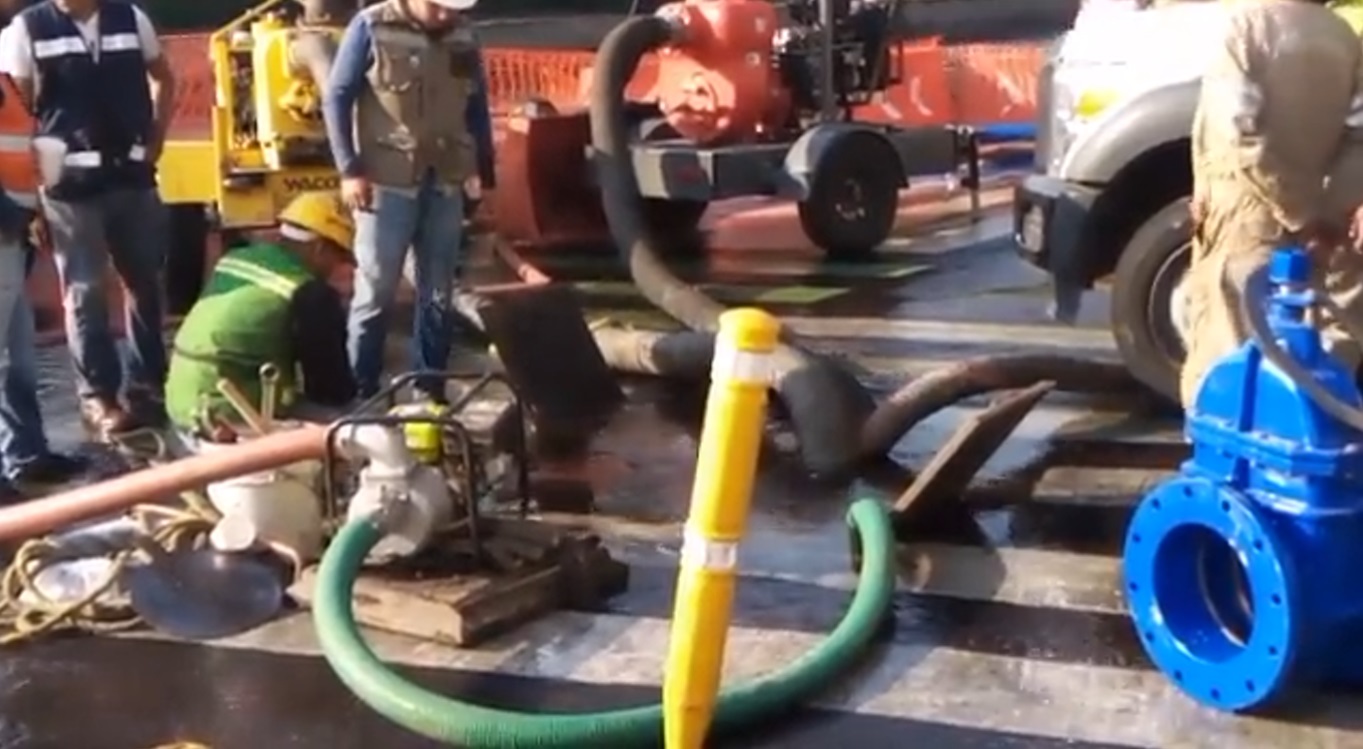 #Video Reducen carriles sobre Insurgentes Norte por fuga de agua #Video Reducen carriles sobre Insurgentes Norte por fuga de agua