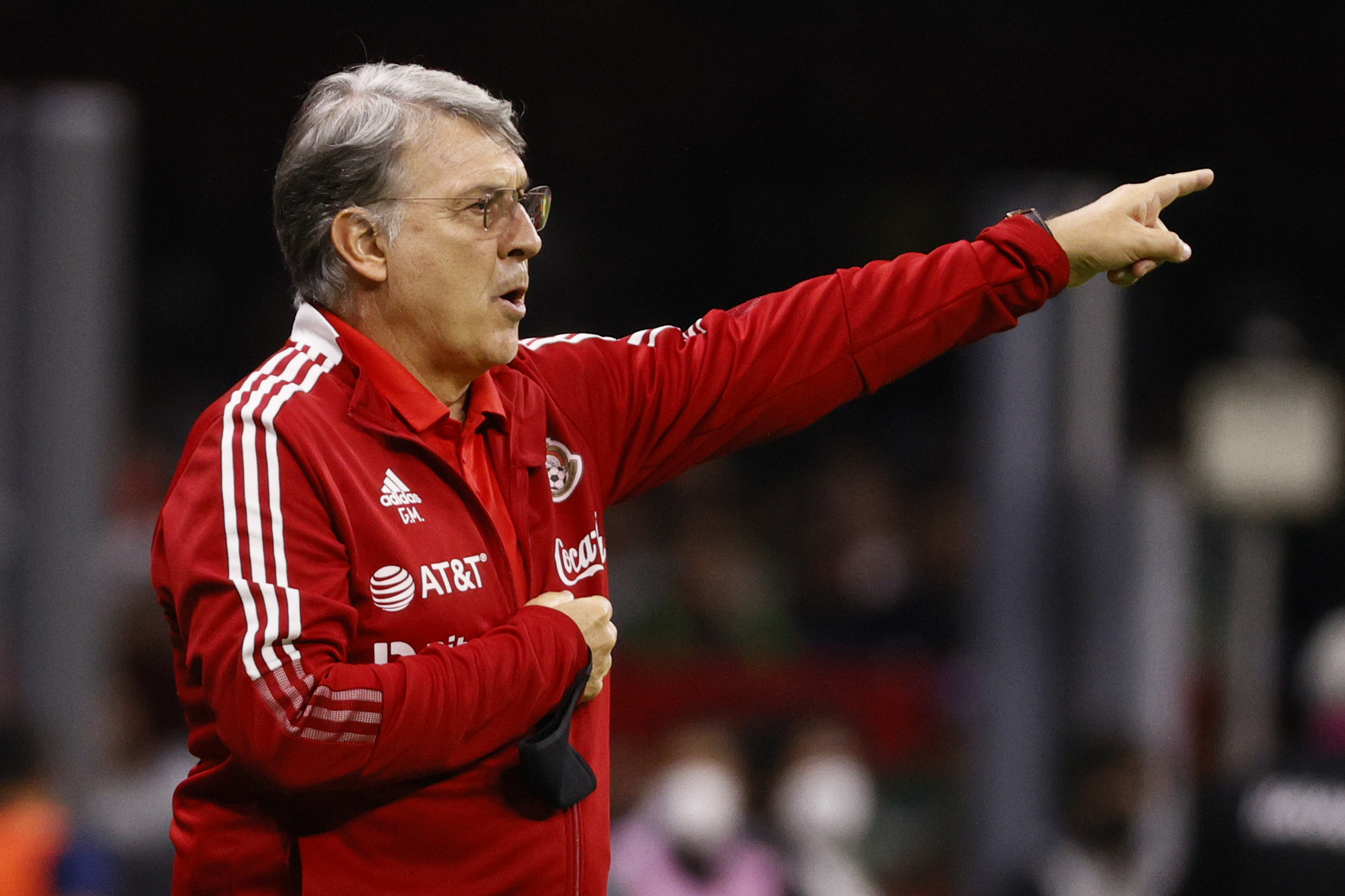 Martino asegura que reunirse con ‘Chicharito’ no significa que lo convocará