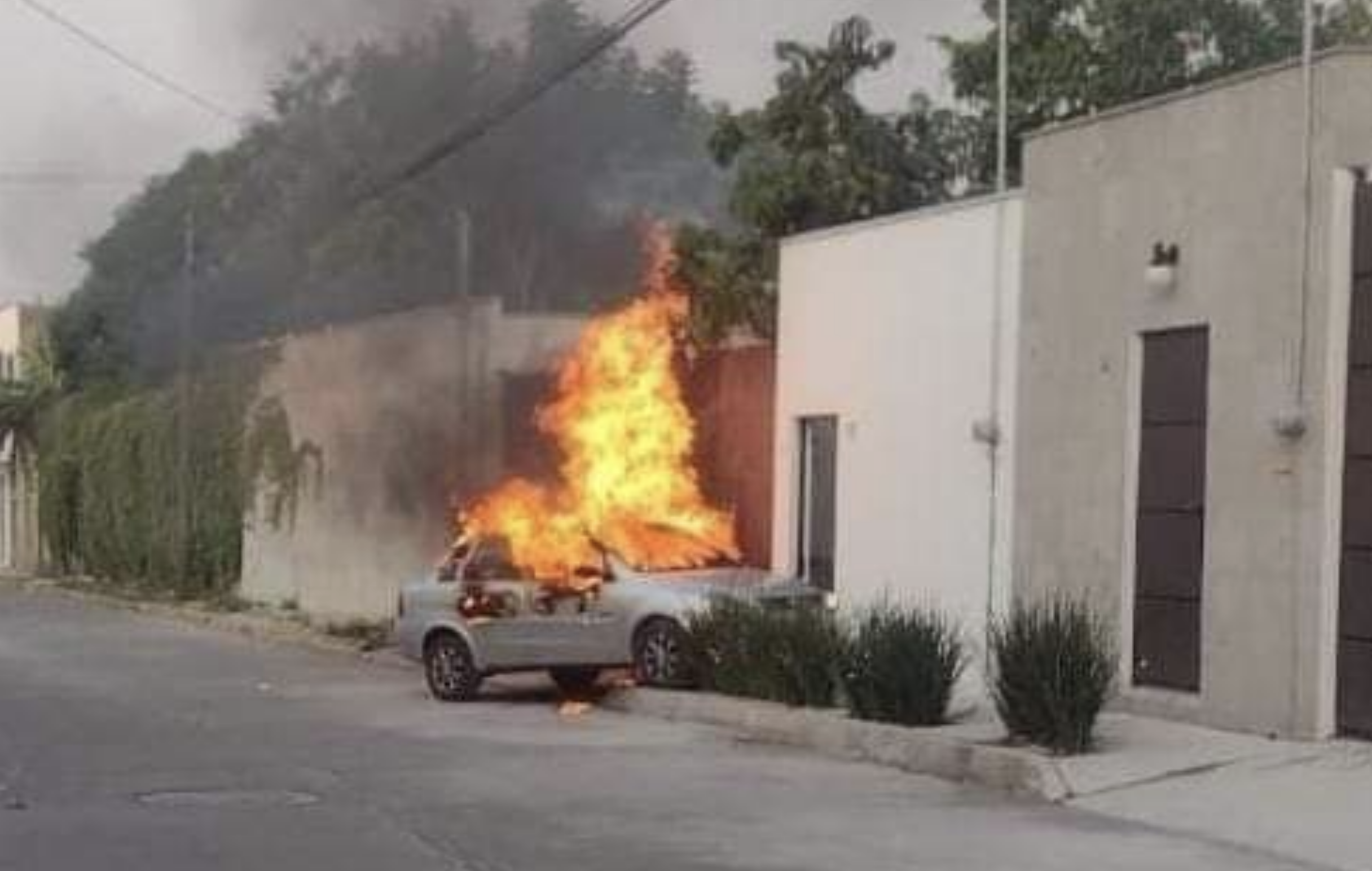 Localizan vehículo en llamas con un cuerpo dentro en Cuautla