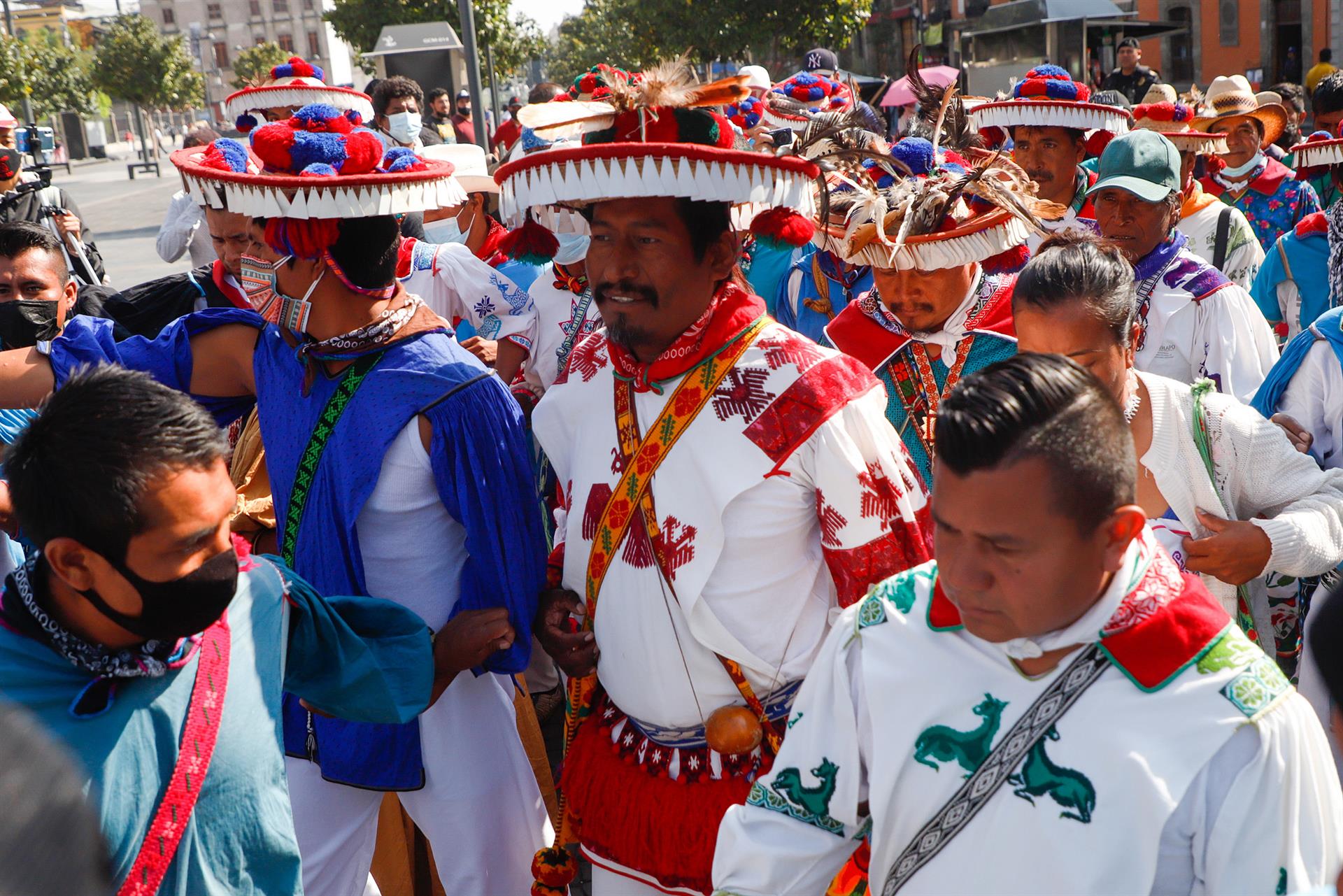 López Obrador promete devolver tierras a comunidad indígena Wixárika López Obrador promete devolver tierras a comunidad indígena Wixárika