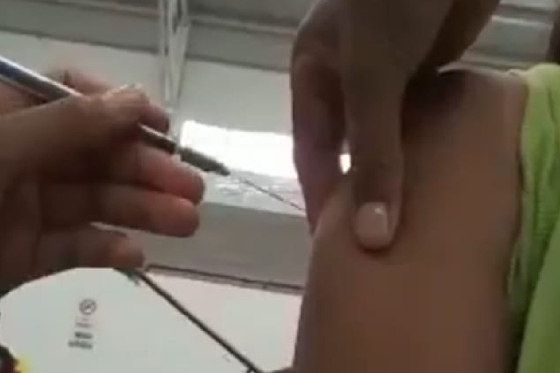 #Video Menor recibe vacuna vacía contra COVID-19 en Ecatepec