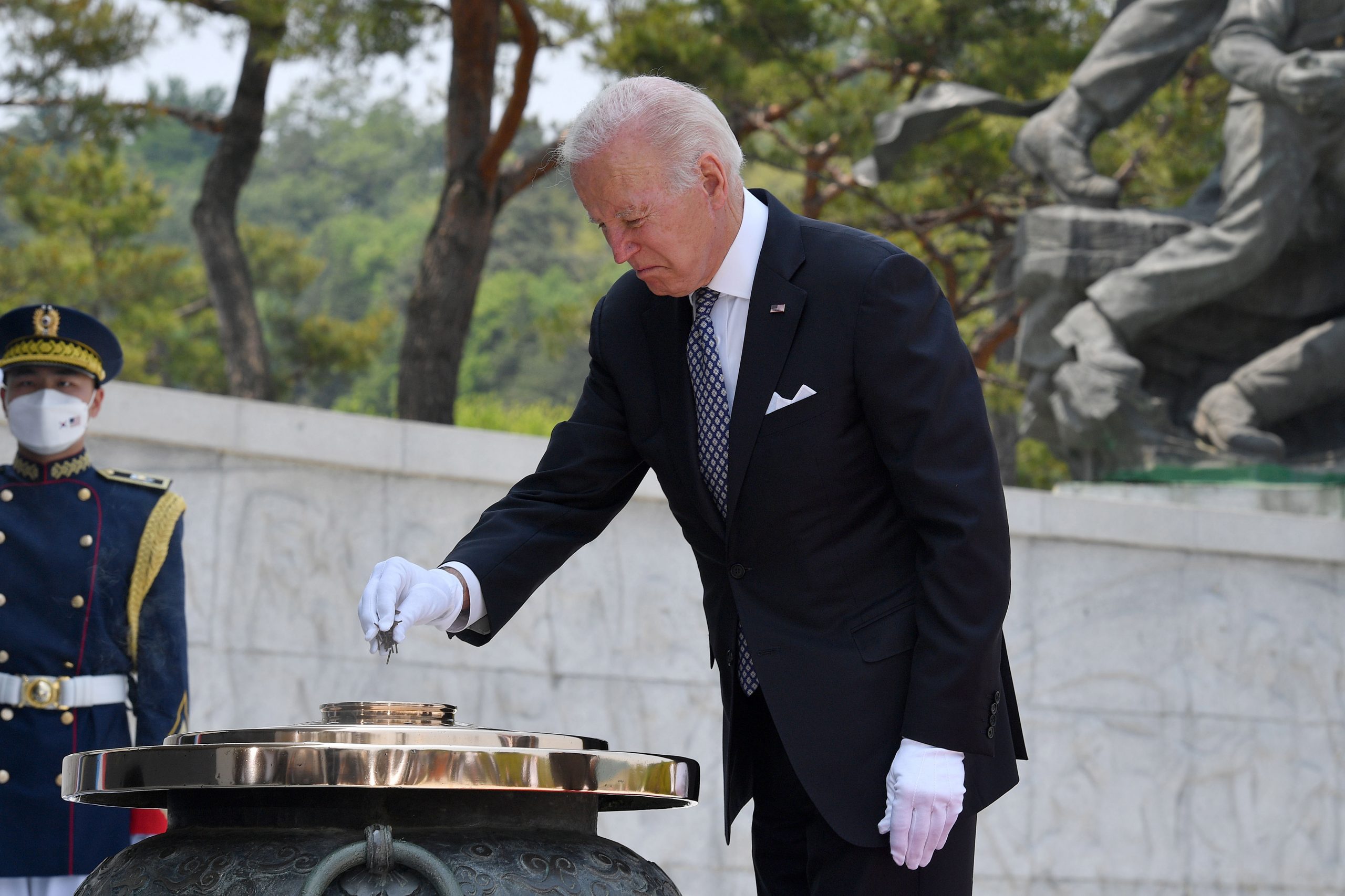 Joe Biden rinde tributo en Seúl a los caídos en la Guerra de Corea