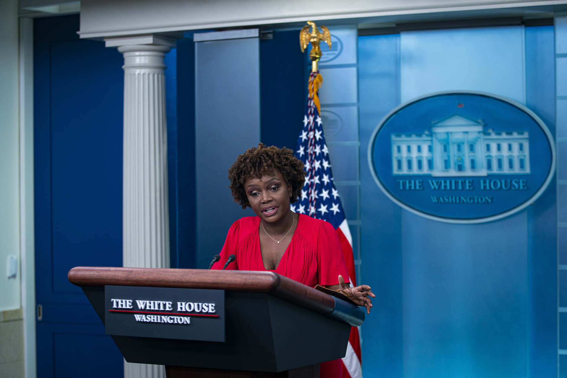 “Soy una mujer negra, gay y migrante”, Karine Jean-Pierre hace historia al estrenarse como portavoz de la Casa Blanca “Soy una mujer negra, gay y migrante”, Karine Jean-Pierre hace historia al estrenarse como portavoz de la Casa Blanca