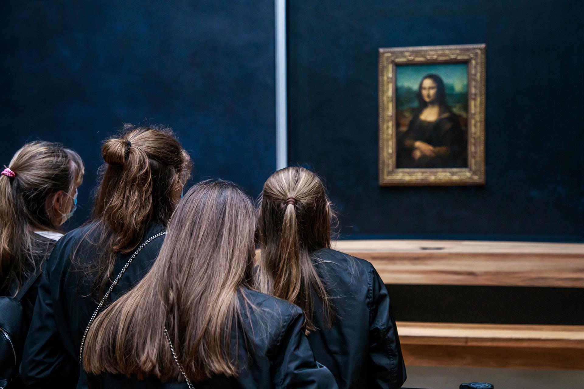 Louvre denuncia a hombre que arrojó pastel a ‘La Mona Lisa’