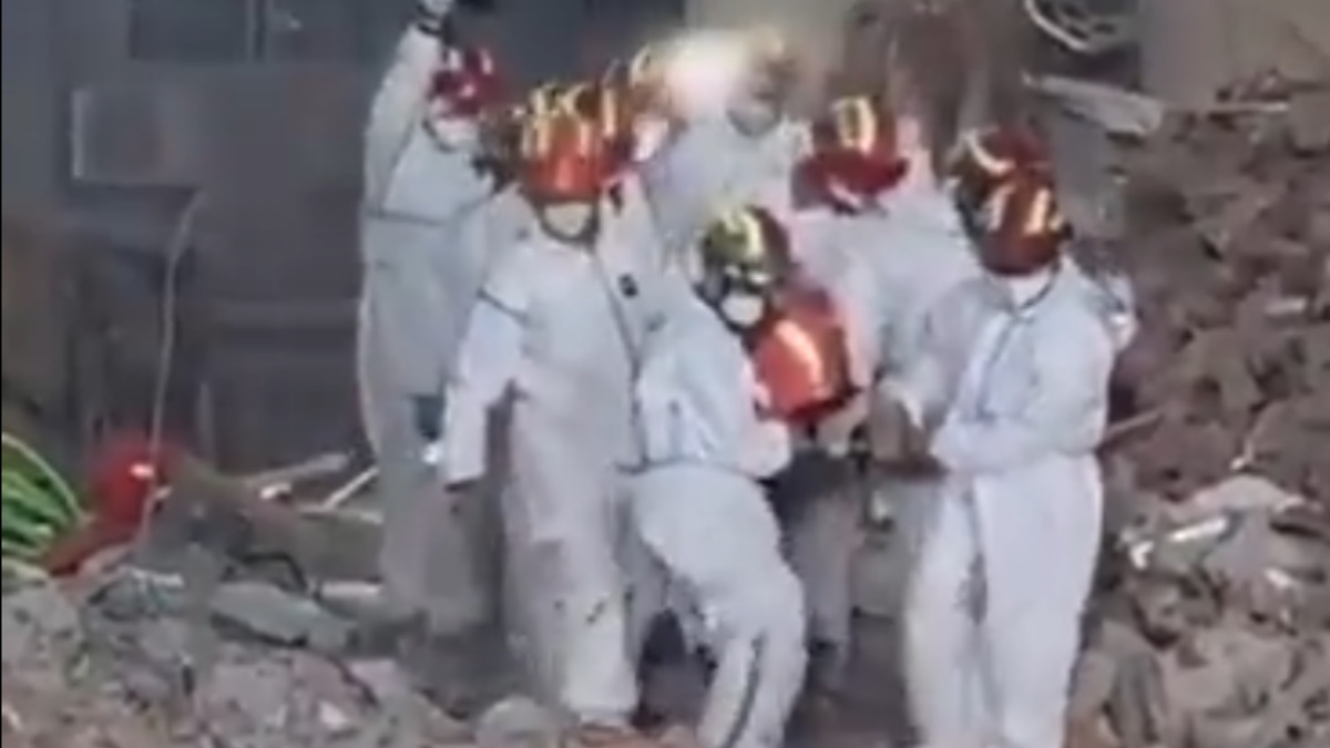 Rescatan a una mujer tras seis días bajo los escombros de edificio en China