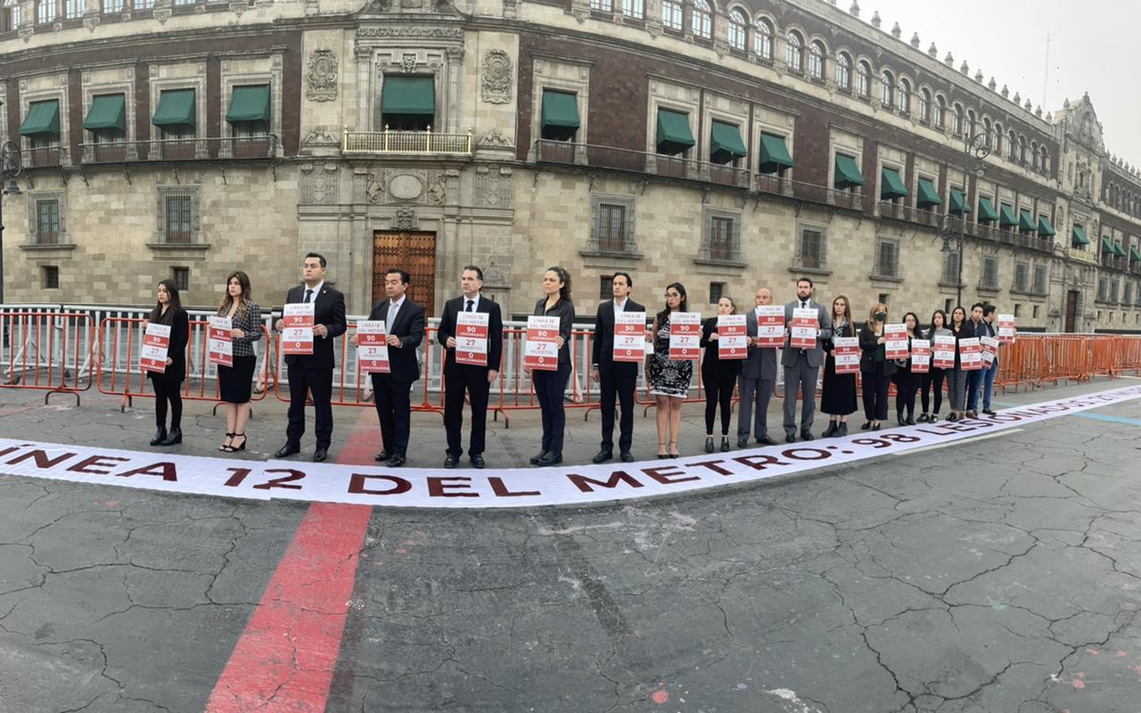 PAN coloca ofrendas en Palacio Nacional y pide justicia por colapso de la Línea 12