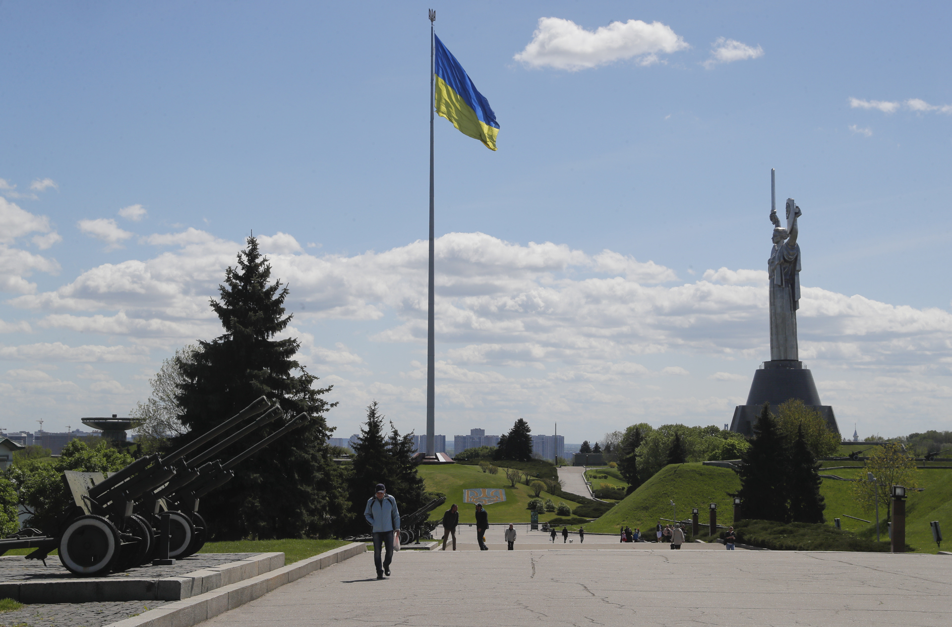 Los ucranianos honran a sus viejos combatientes a la espera de otra Victoria
