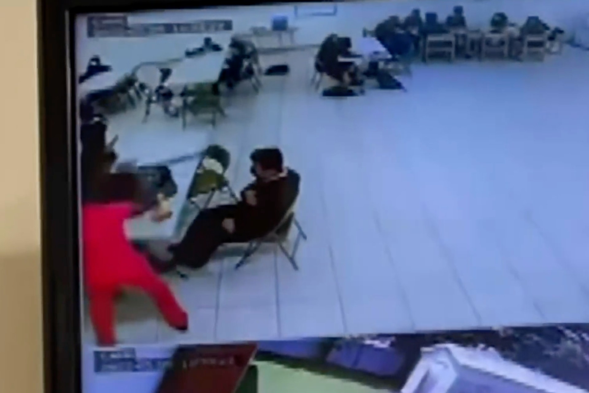 #Video Madre agrede con cinturón a menor que denunció a su hijo por acoso #Video Madre agrede con cinturón a menor que denunció a su hijo por acoso