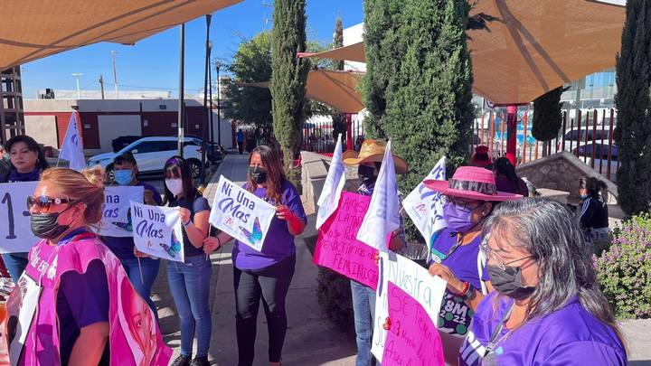 Madres de víctimas de feminicidio protestan en la frontera de México con EE.UU.