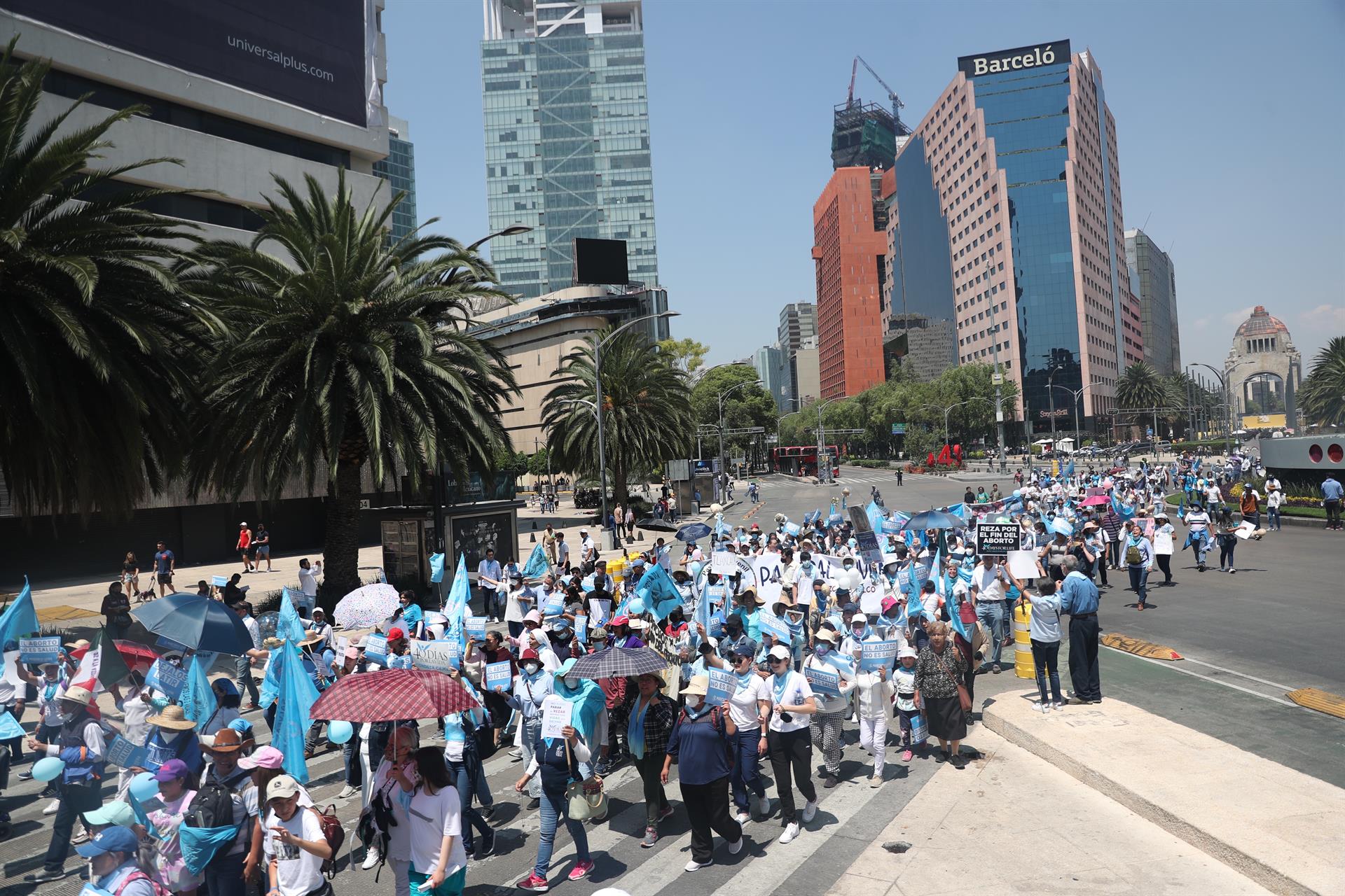 Grupos antiaborto marchan en CDMX en medio del debate en EE.UU.