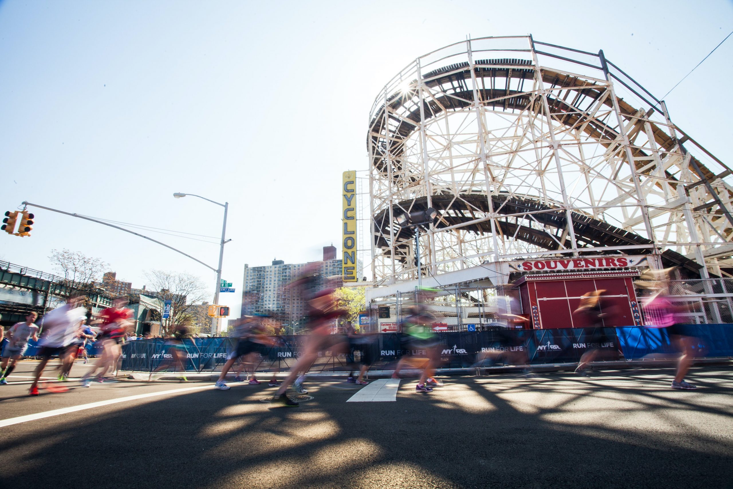Hombre murió tras desplomarse cerca de la meta de medio maratón en Brooklyn